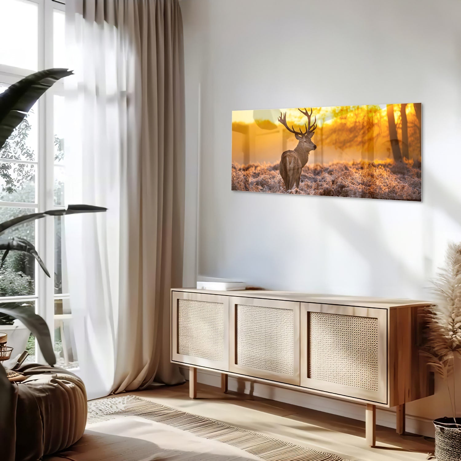 Glazen schilderij van een hert in de opkomende zon boven een veld