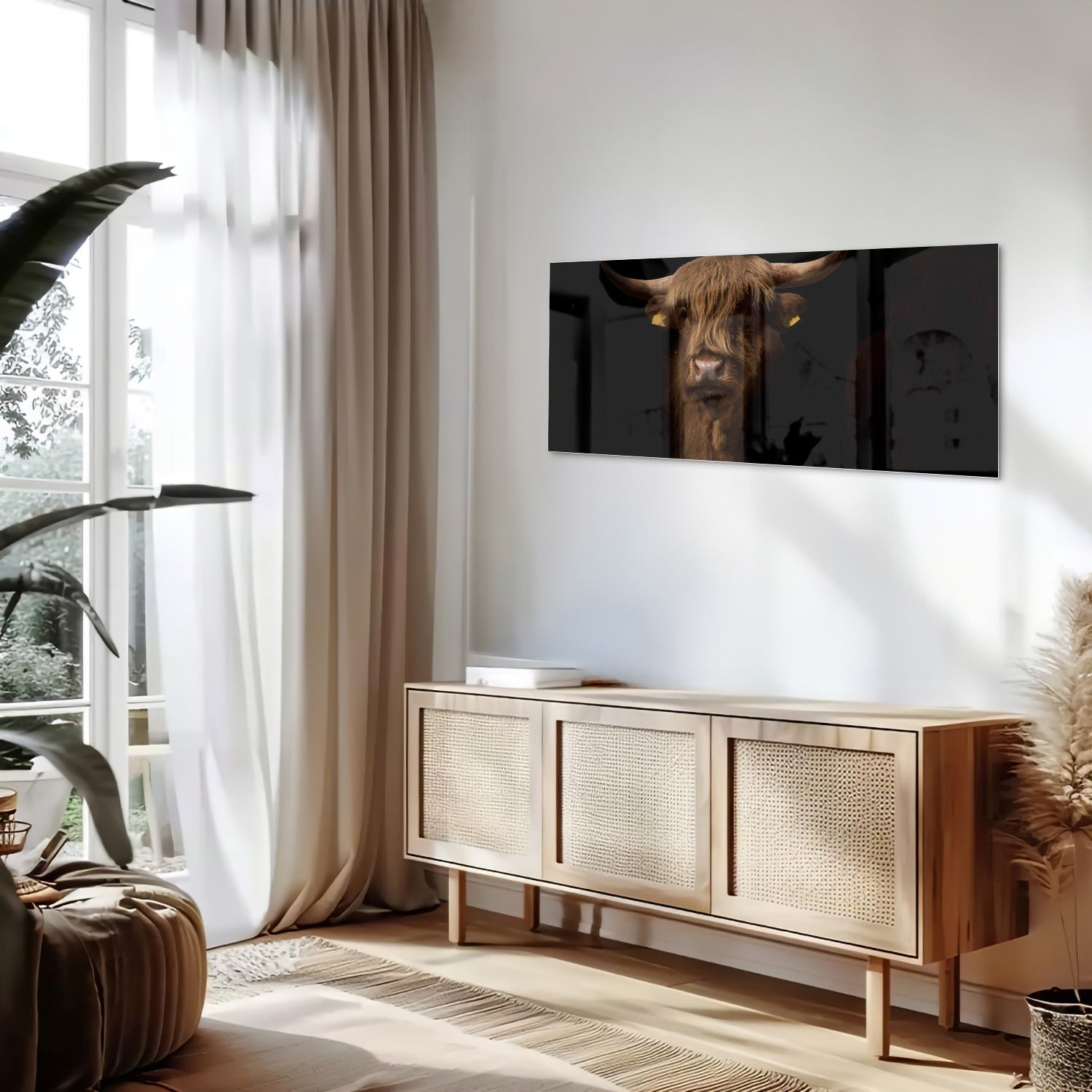 Glazen schilderij van een hooglander, een krachtige uitstraling in interieurdecoratie.