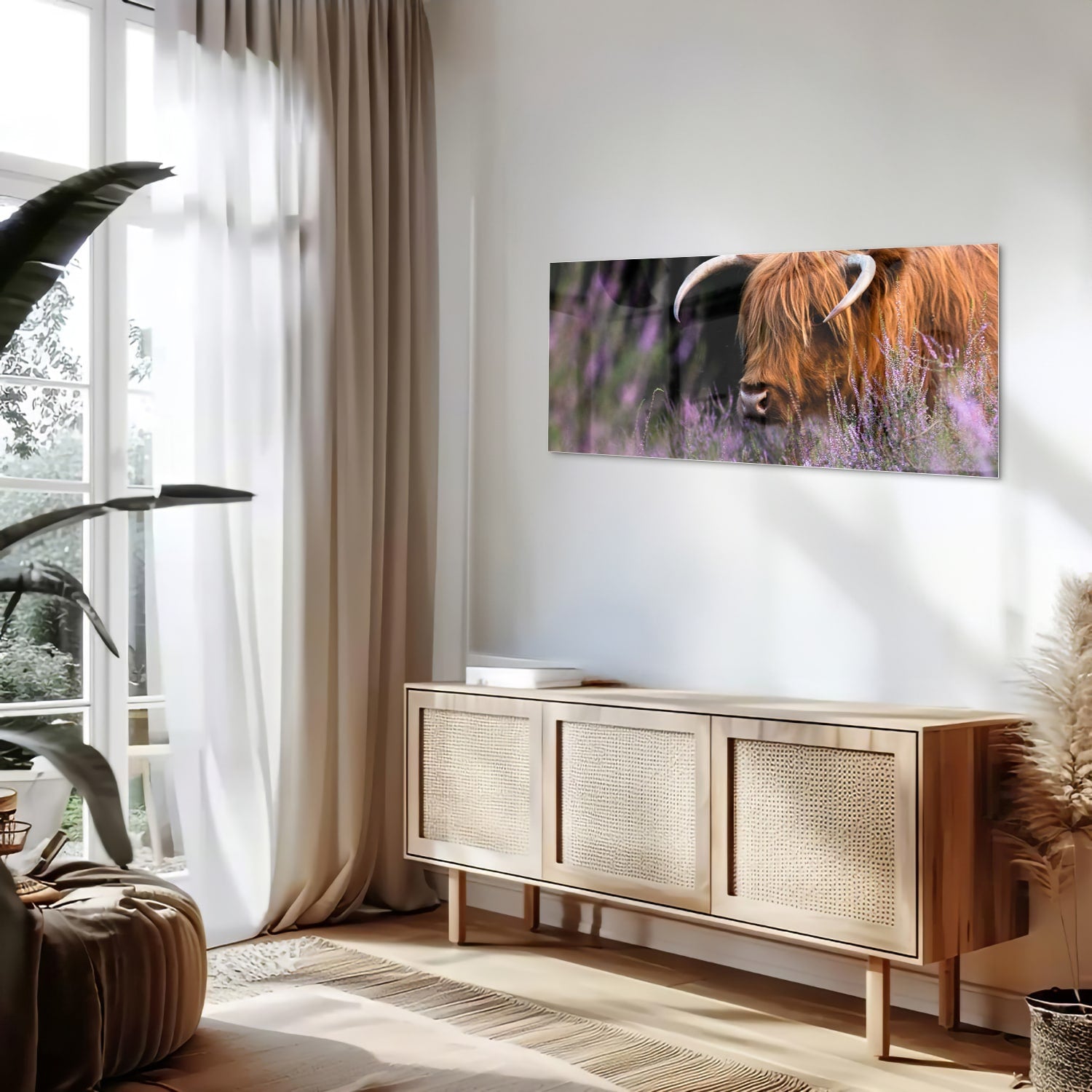 Glazen schilderij van een Schotse Hooglander met lavendel op de achtergrond.