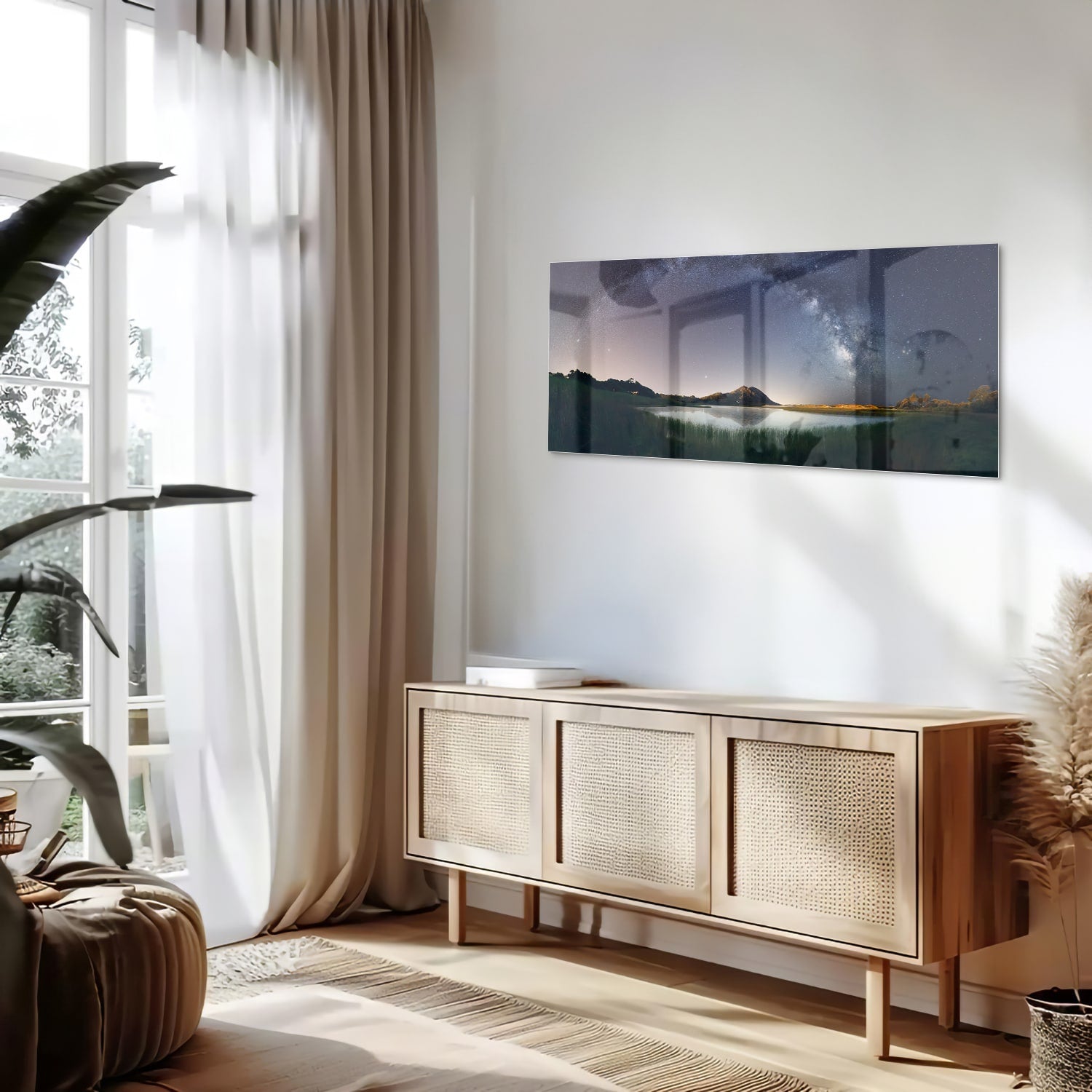 Glazen schilderij met sterrenhemel en bergen aan de wand