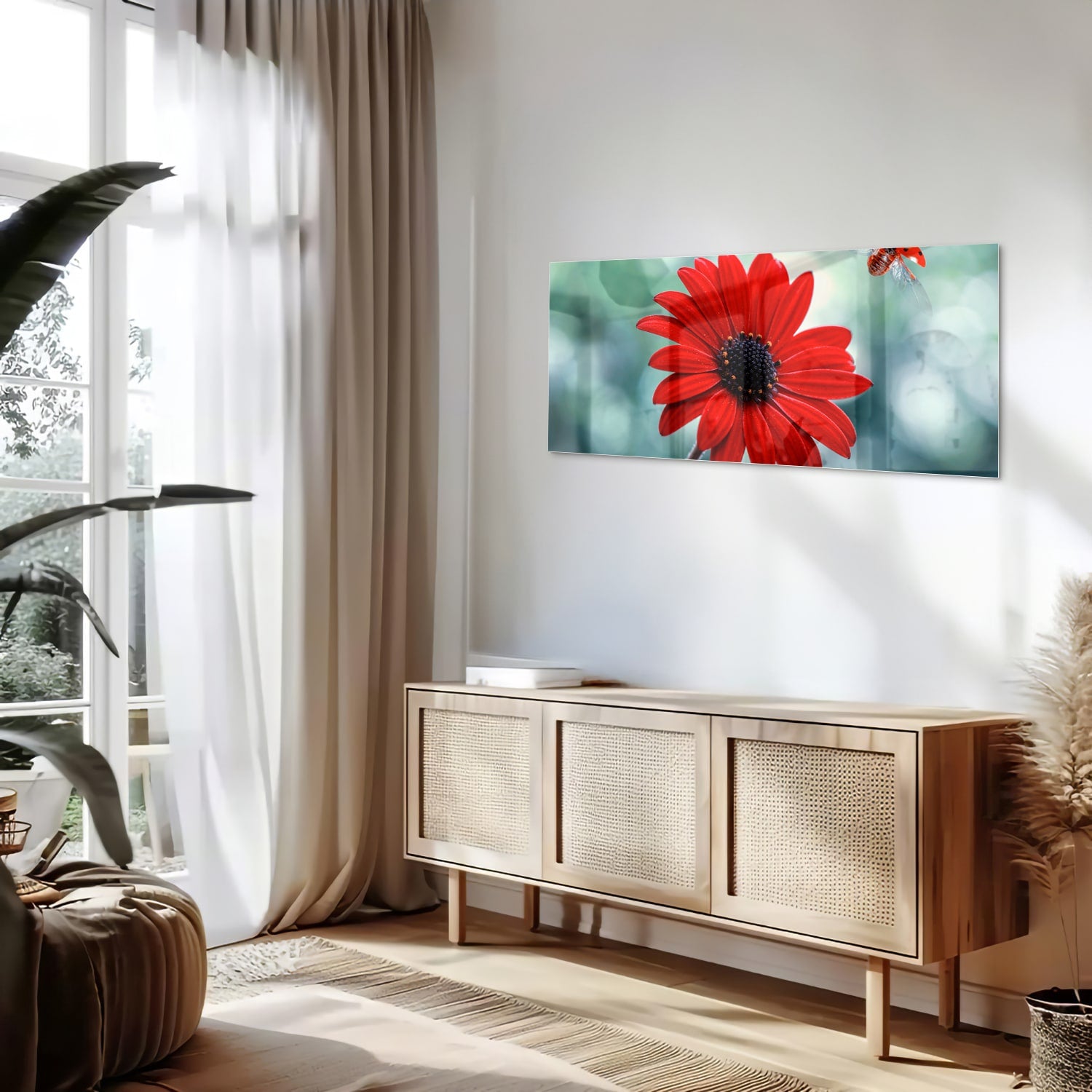 Glazen schilderij van een felrode dandelion tegen een zachte groene achtergrond.