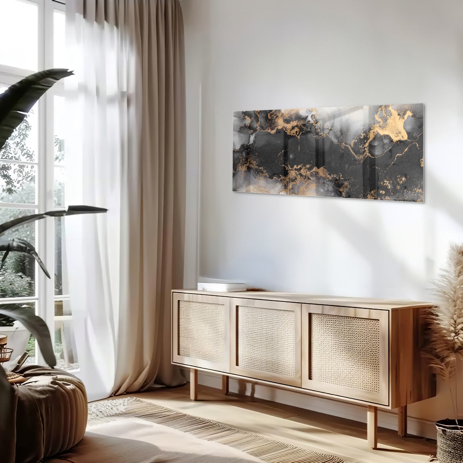 Glazen schilderij met zwarte en gouden abstracte patronen aan de muur boven een houten kast.