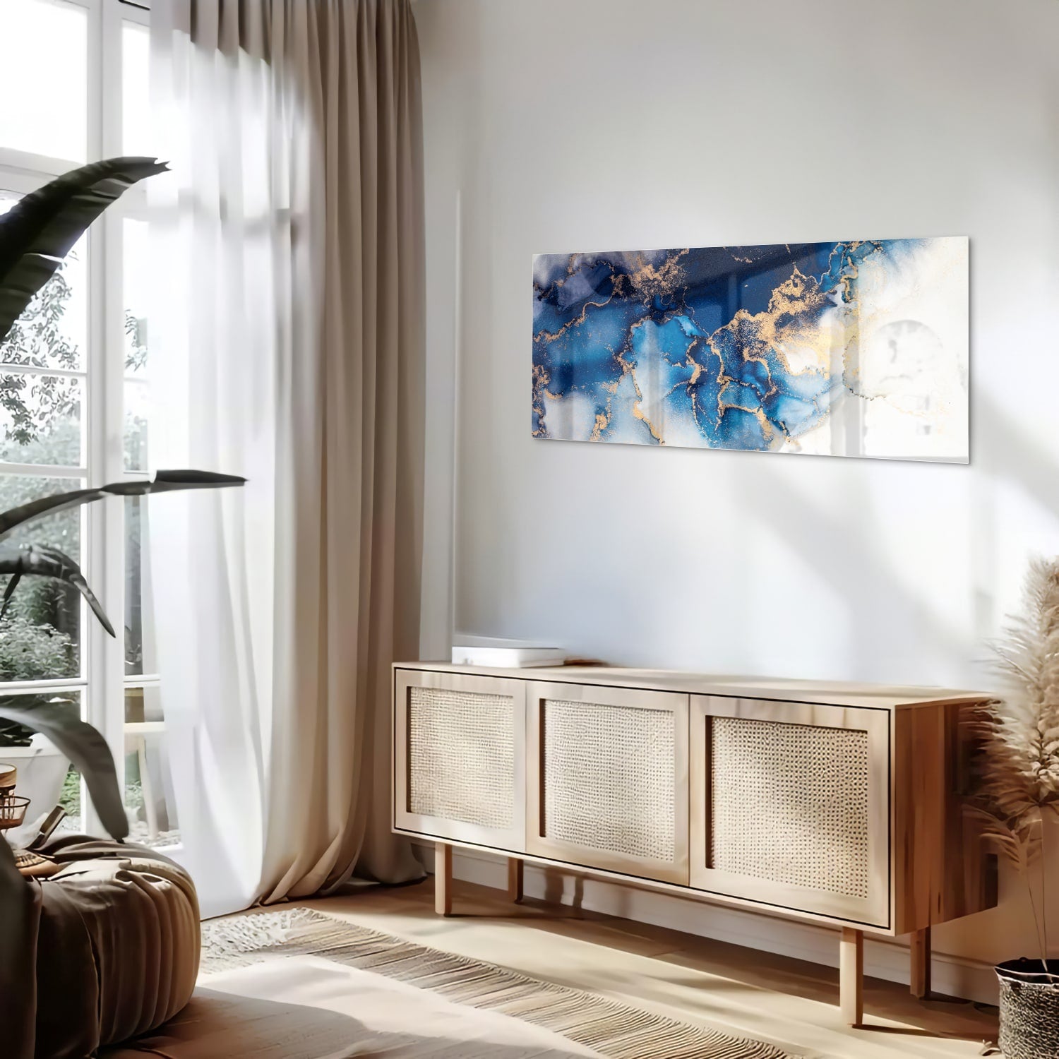 Prachtig glazen schilderij met blauwe en gouden patronen aan de muur.