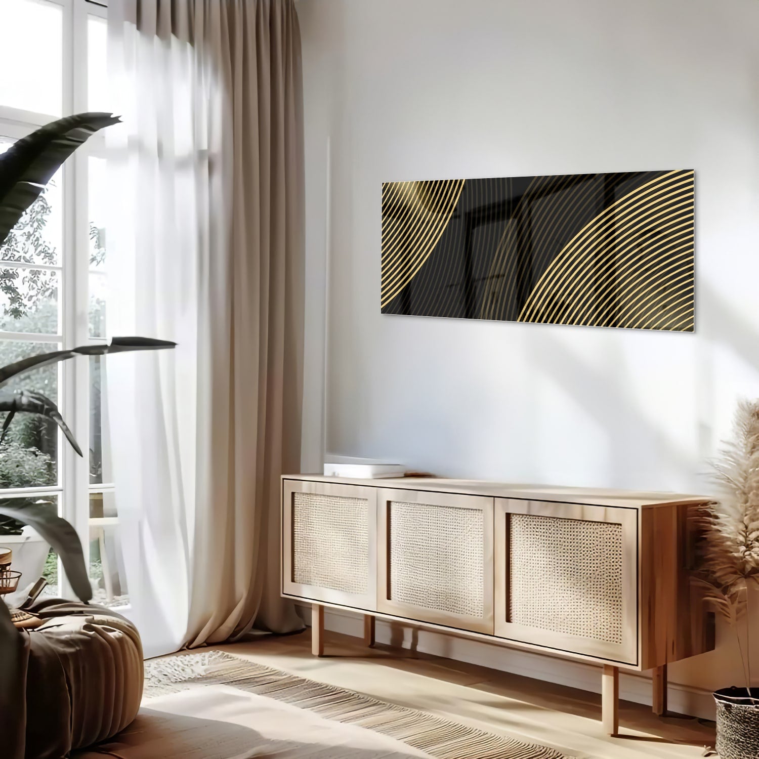 Glazen schilderij met gouden lijnen op zwarte achtergrond in stijlvolle ruimte.