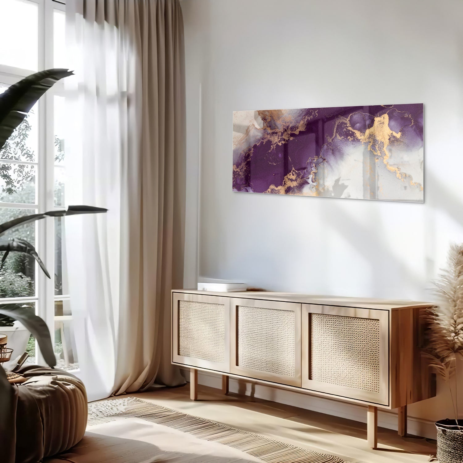 Een elegant paarse glazen schilderij met gouden accenten aan een muur in moderne woonkamer.