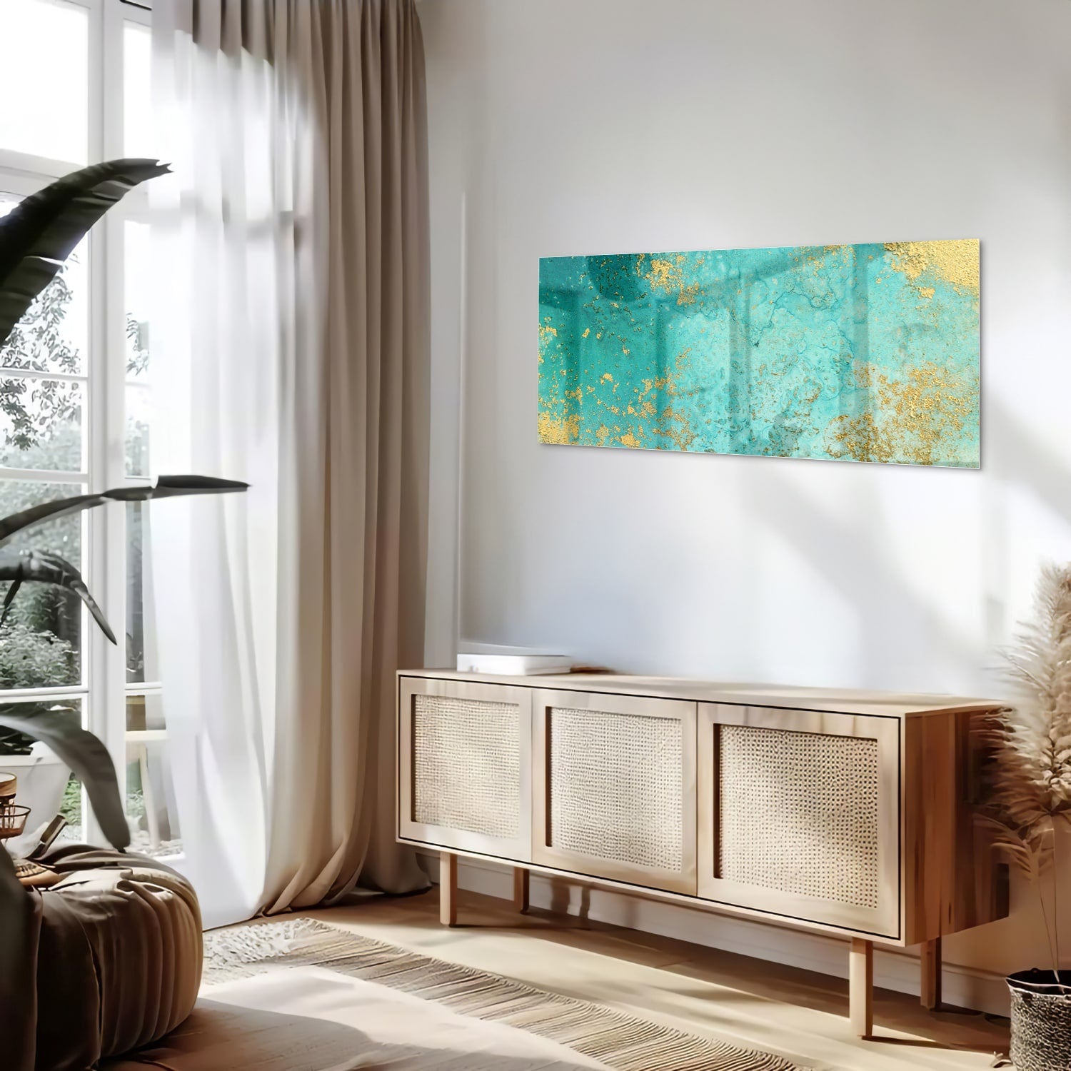 Glazen schilderij met turquoise en gouden accenten aan de muur