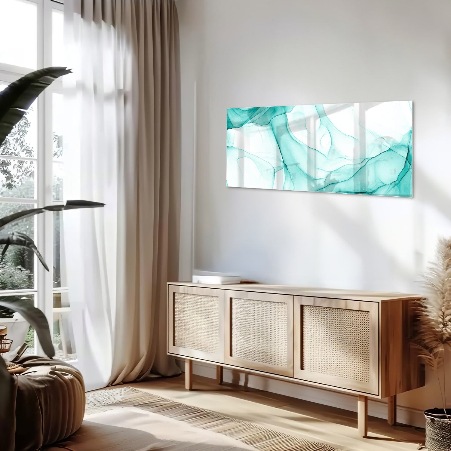 Lichtblauw abstract glazen schilderij aan de muur boven een houten meubel.