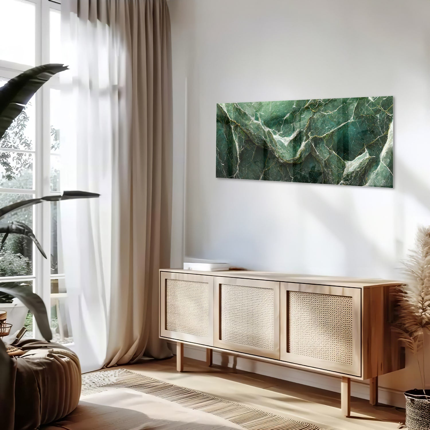 Glas schilderij met marmerpatroon in groene tinten, hangt aan de muur.