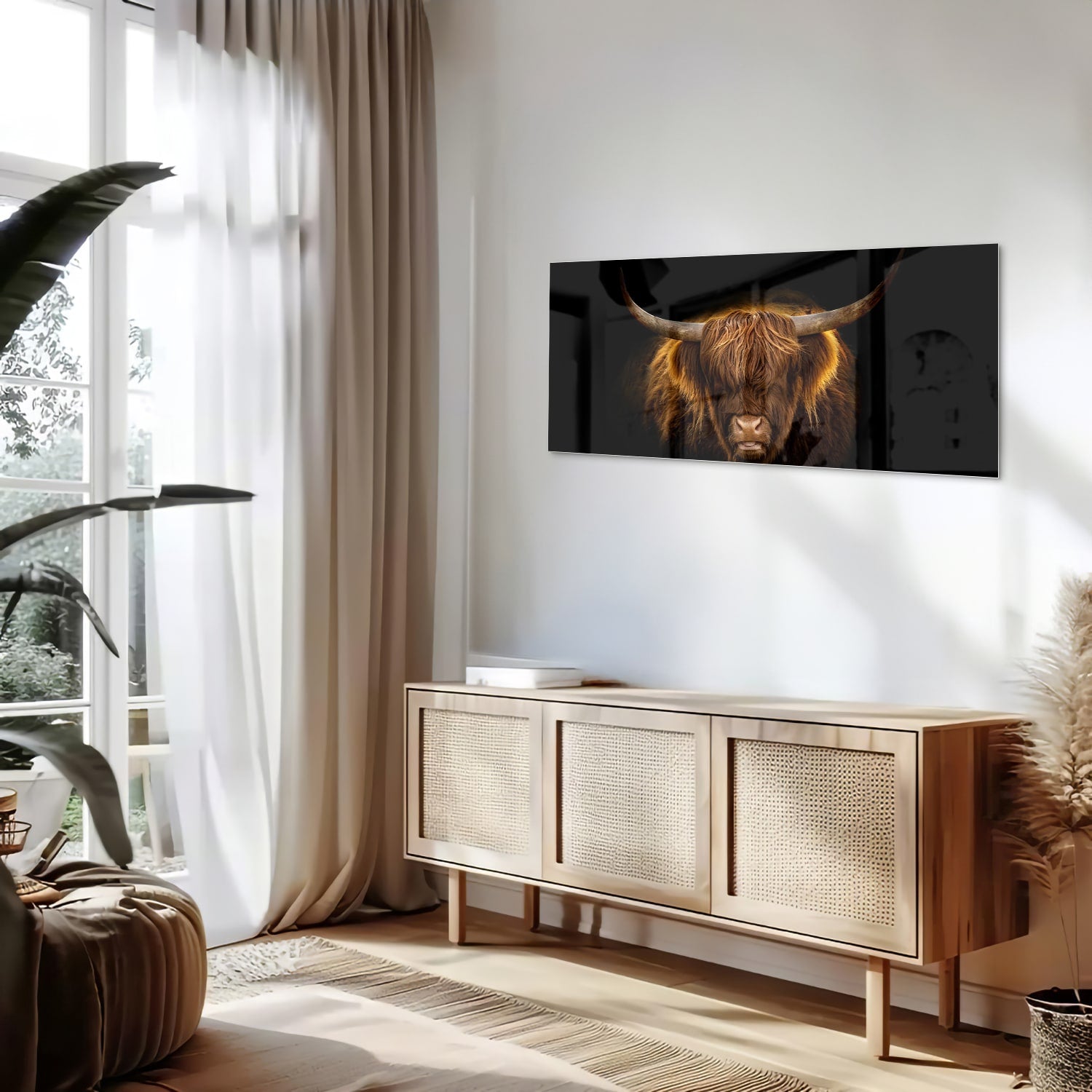 Glazen schilderij van een Highlander rund met lange hoorns en vacht op een zwarte achtergrond.