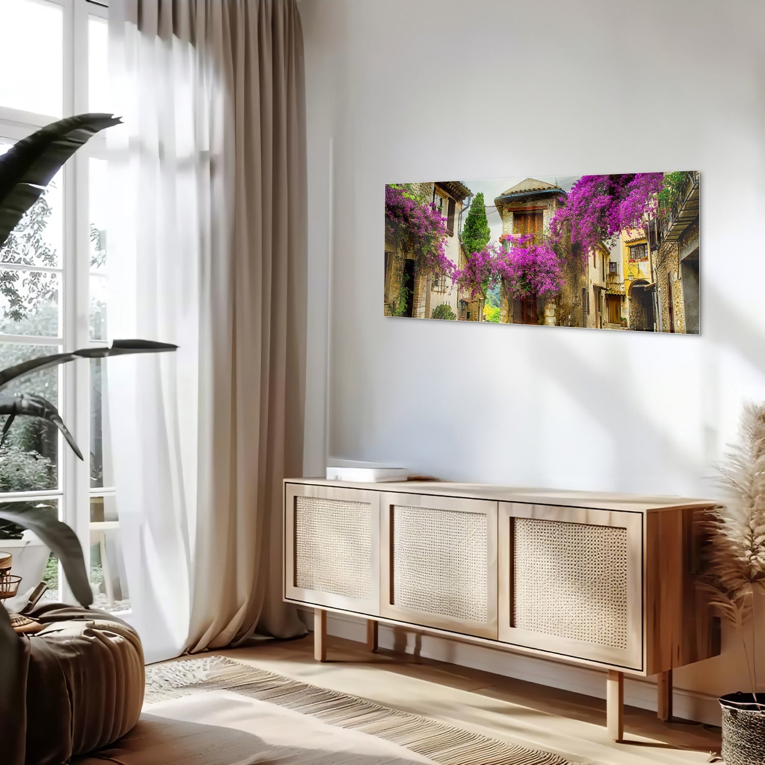 Glazen schilderij met een prachtig straatzicht en paarse bloesems in een helder interieur.