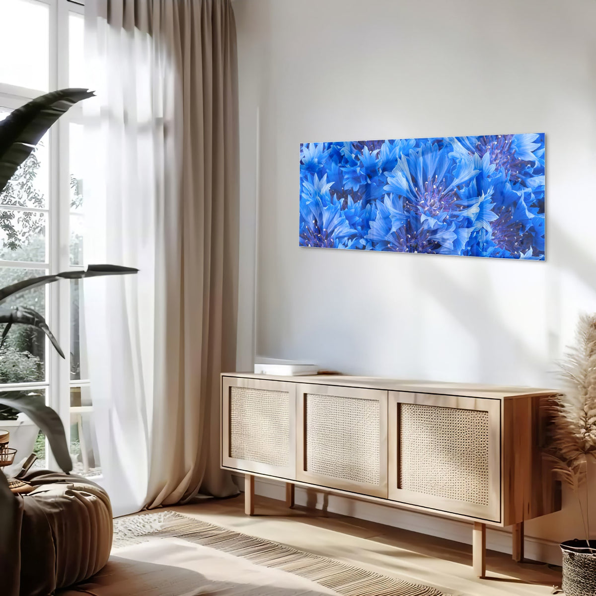 Glazen schilderij met een prachtig blauw bloemenmotief aan de muur