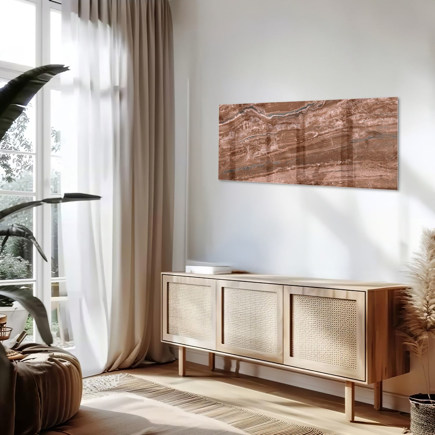 Glazen schilderij in aardetinten hangt aan een lichte muur boven een houten meubelstuk.