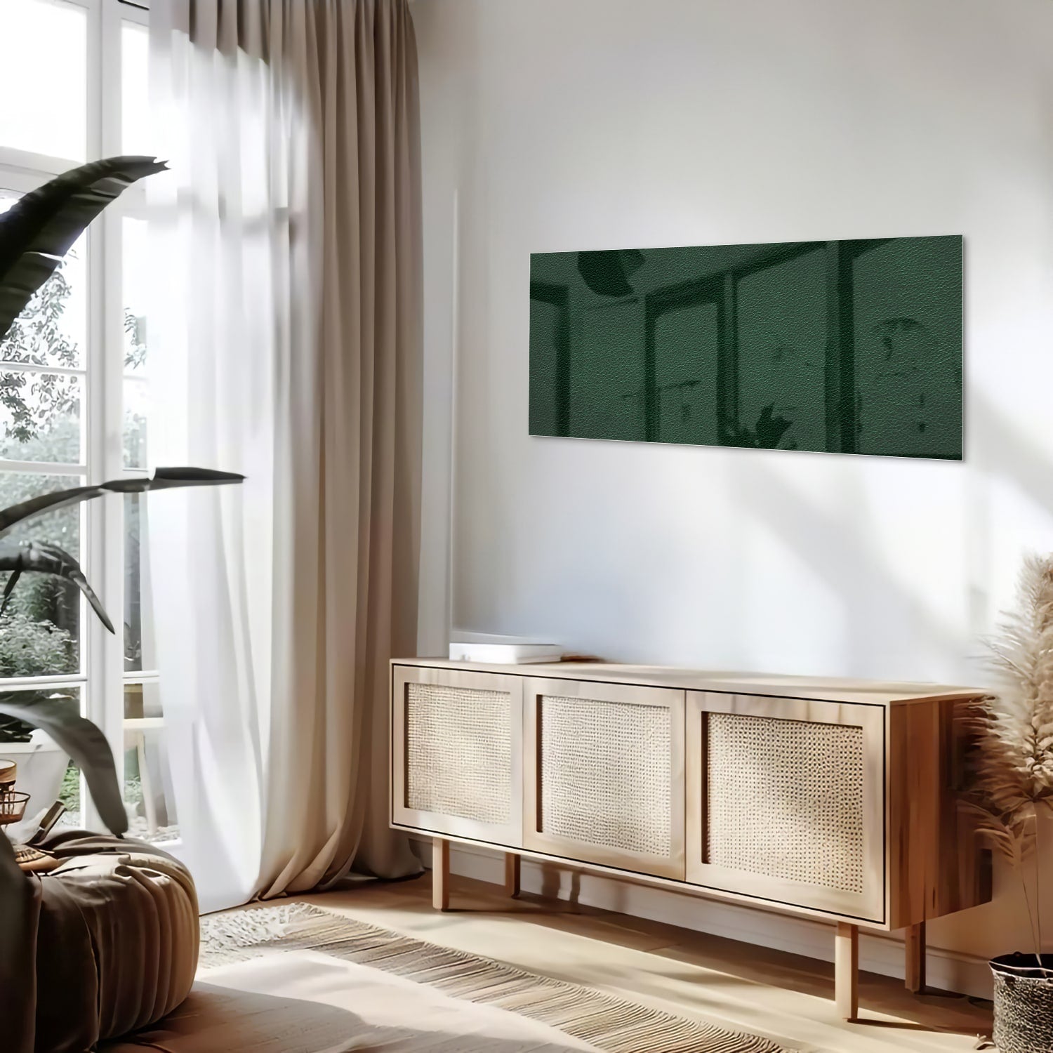 Een groen glazen schilderij aan de muur in een lichte woonkamer