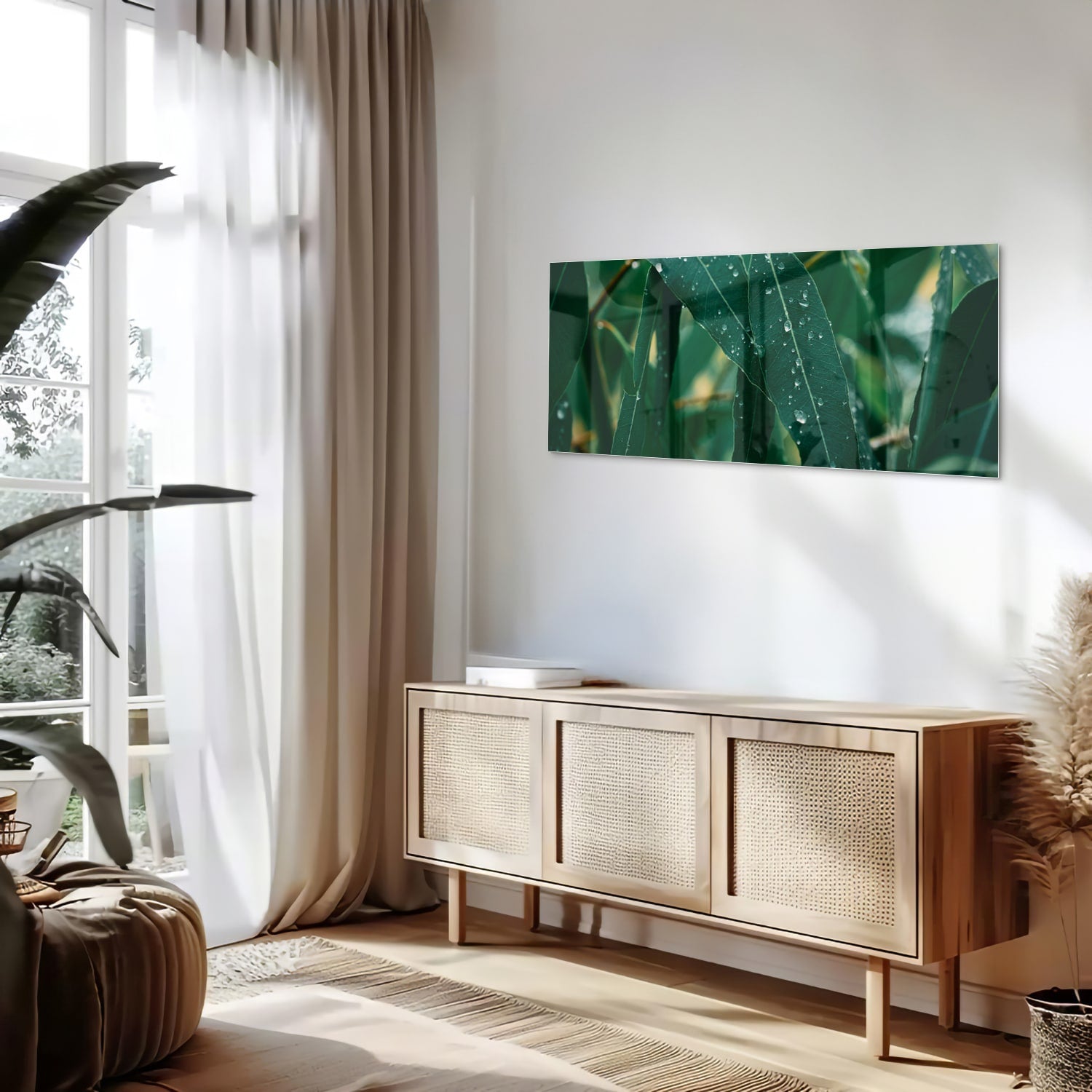 Glas schilderij van groene bladeren met dauwdruppels in een interieur