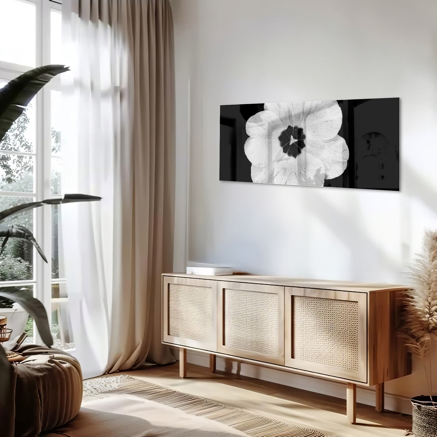 Een glazen schilderij met een witte bloem op een zwarte achtergrond, hangend aan de muur.