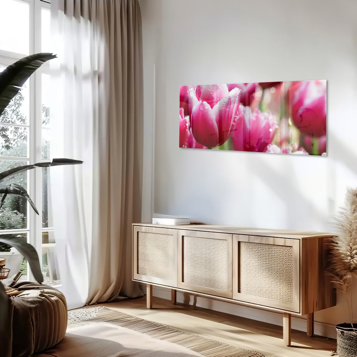 Glazen schilderij van roze tulpen met dauwdruppels, elegant en kleurig.