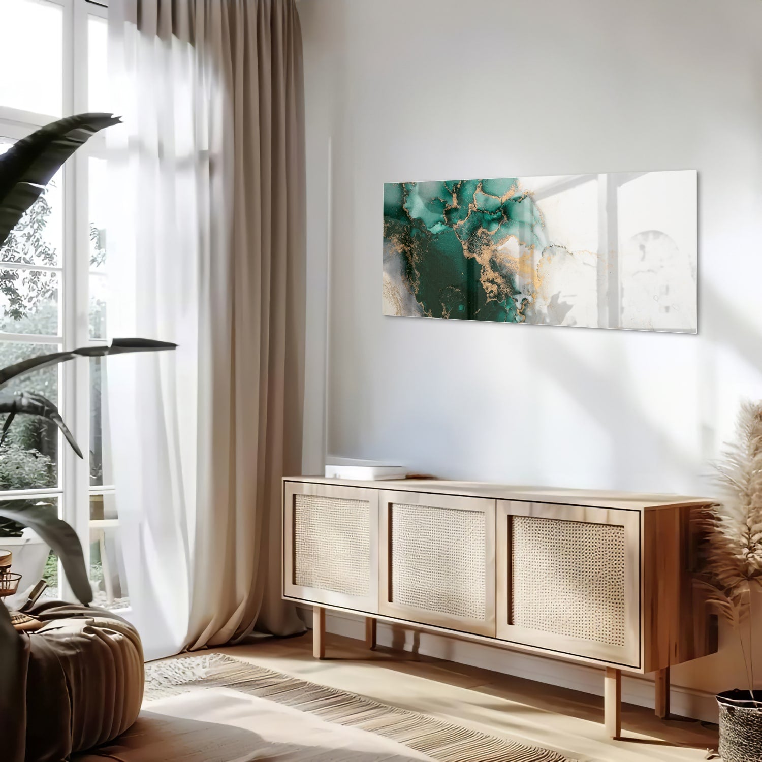 Elegant glazen schilderij met groene en gouden tinten aan de muur