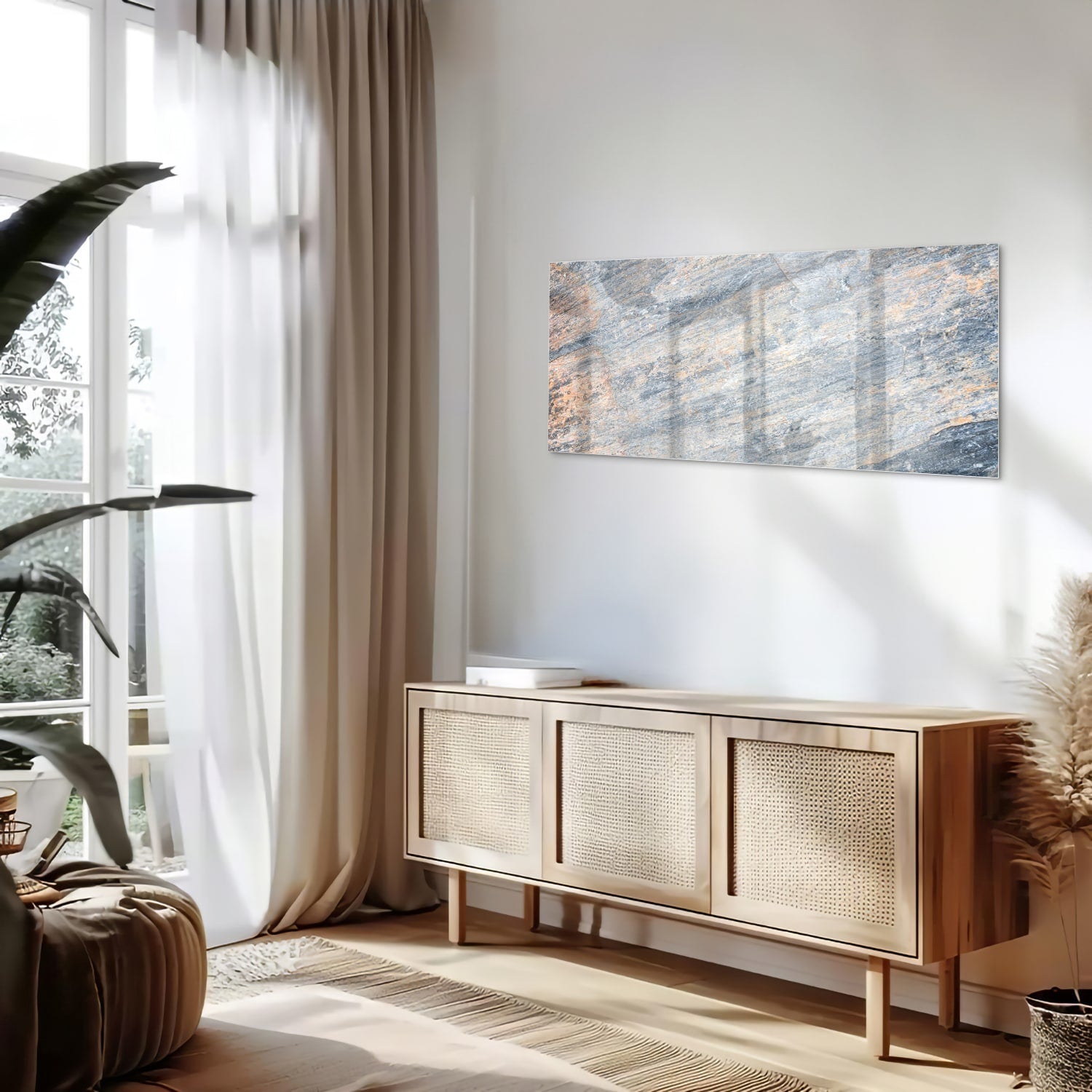 Abstract glazen schilderij met blauwe en oranje tinten aan de muur in een moderne woonkamer.