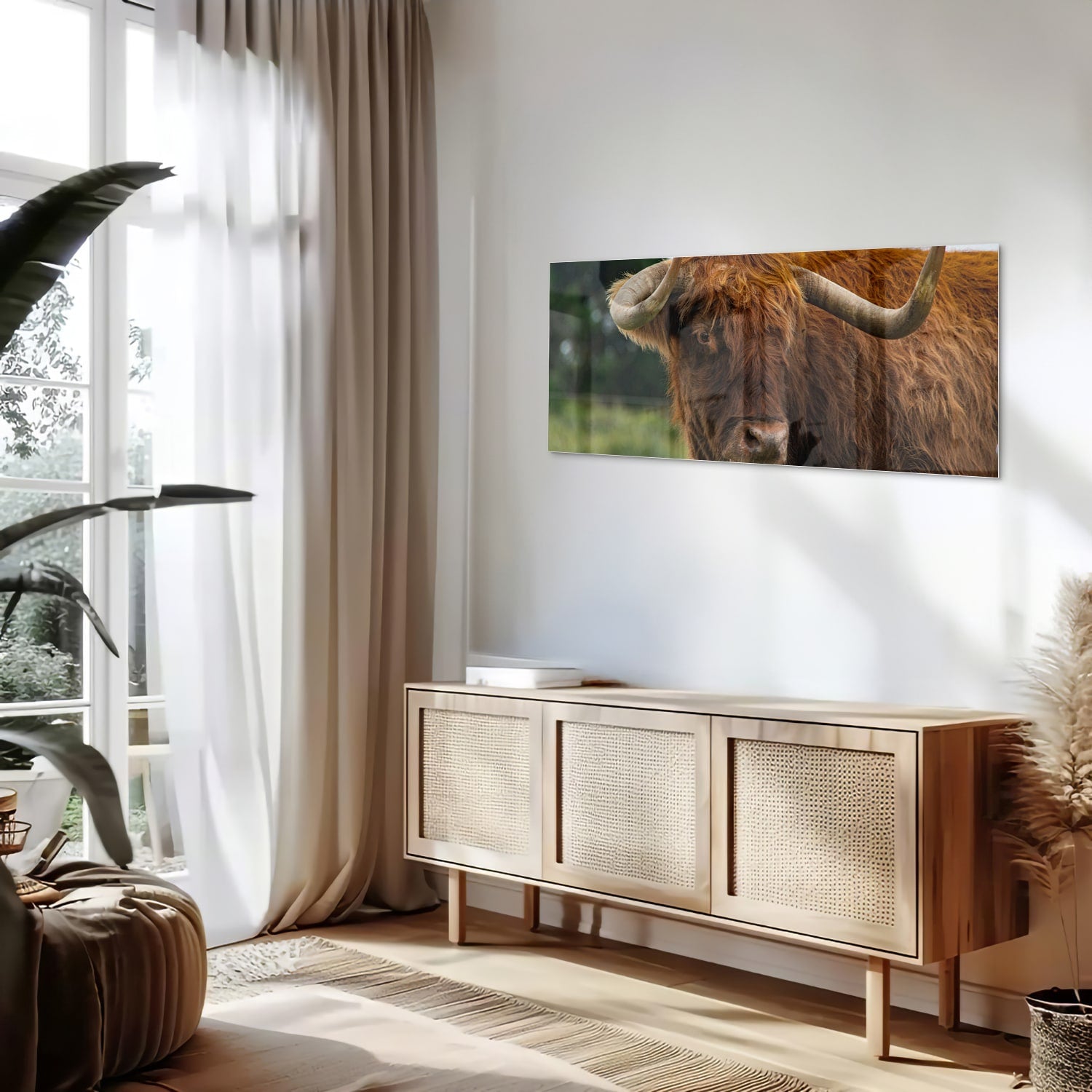 Glas schilderij van een Schotse Hooglander in een moderne woonkamer