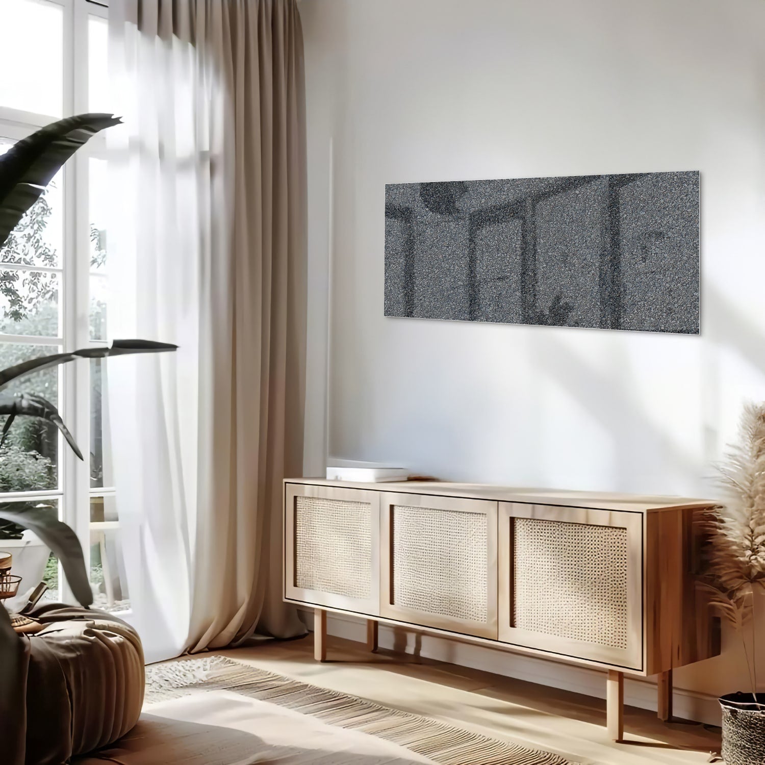 Minimalistisch glazen schilderij aan de muur in een lichte woonkamer