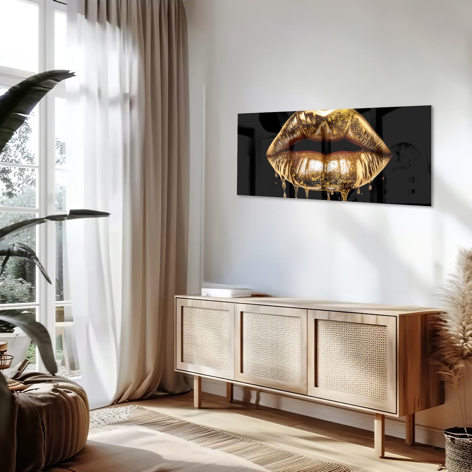 Glazen schilderij met gouden lippen op een zwarte achtergrond in een moderne woonkamer.