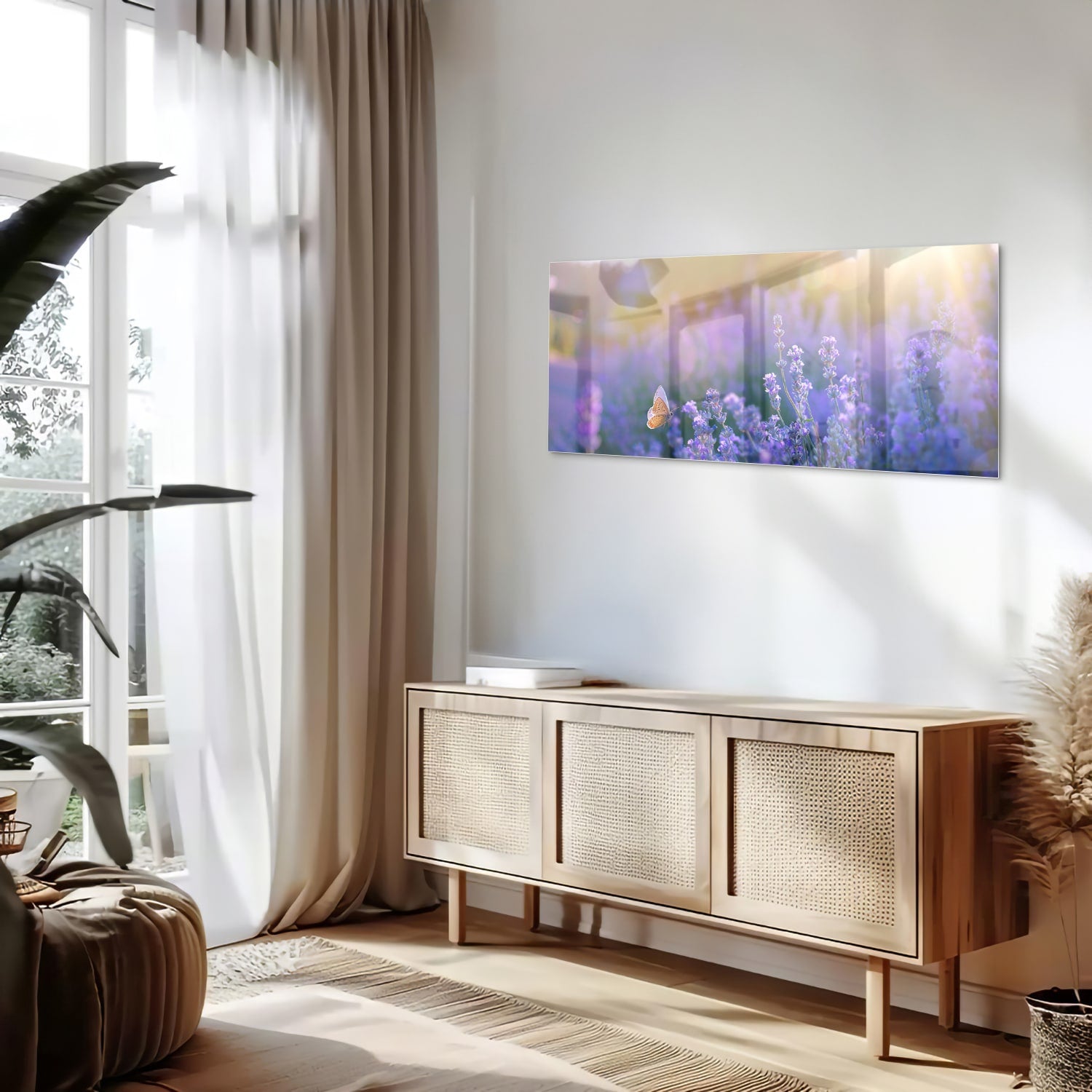 Glazen schilderij met lavendel en een vlinder op een muur