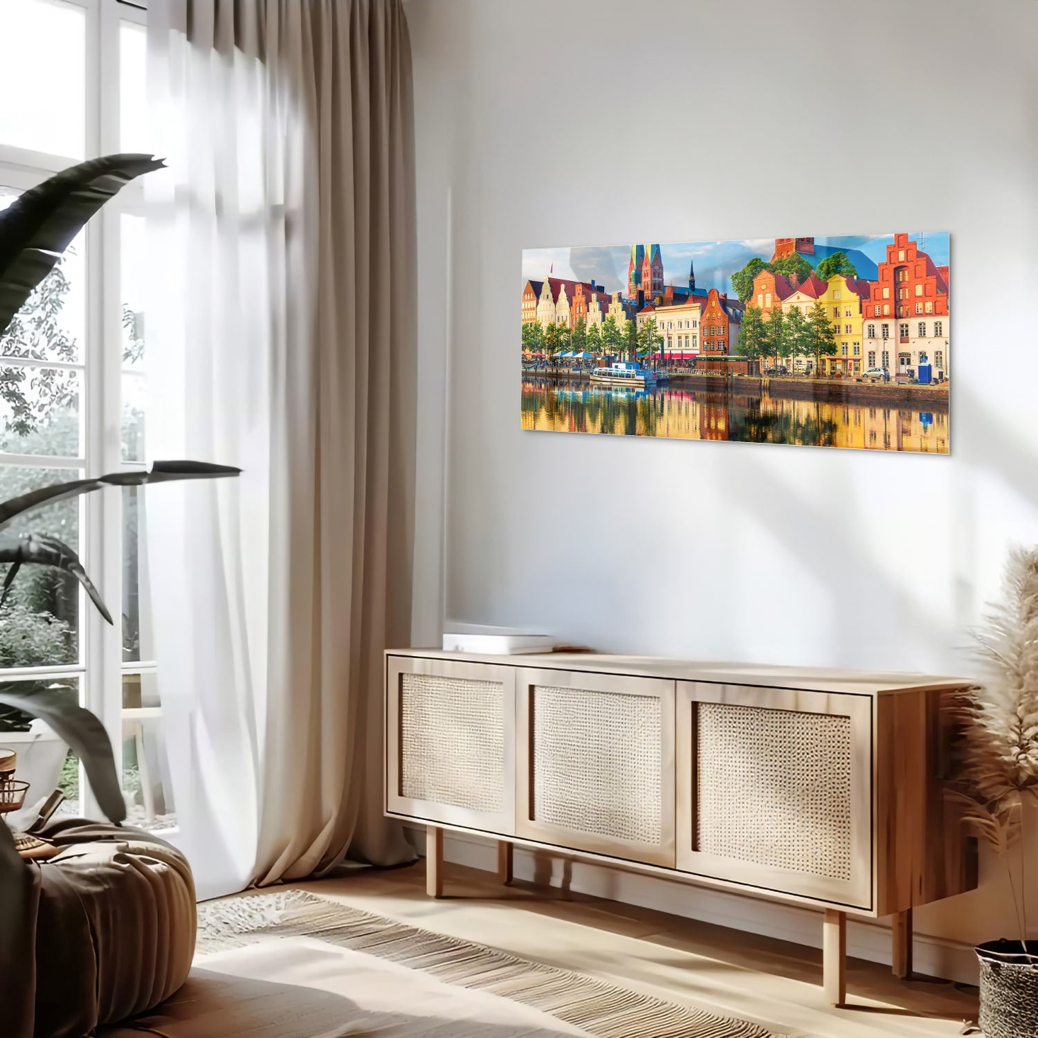 Kleurrijk glazen schilderij van een stadszicht met reflecties in het water