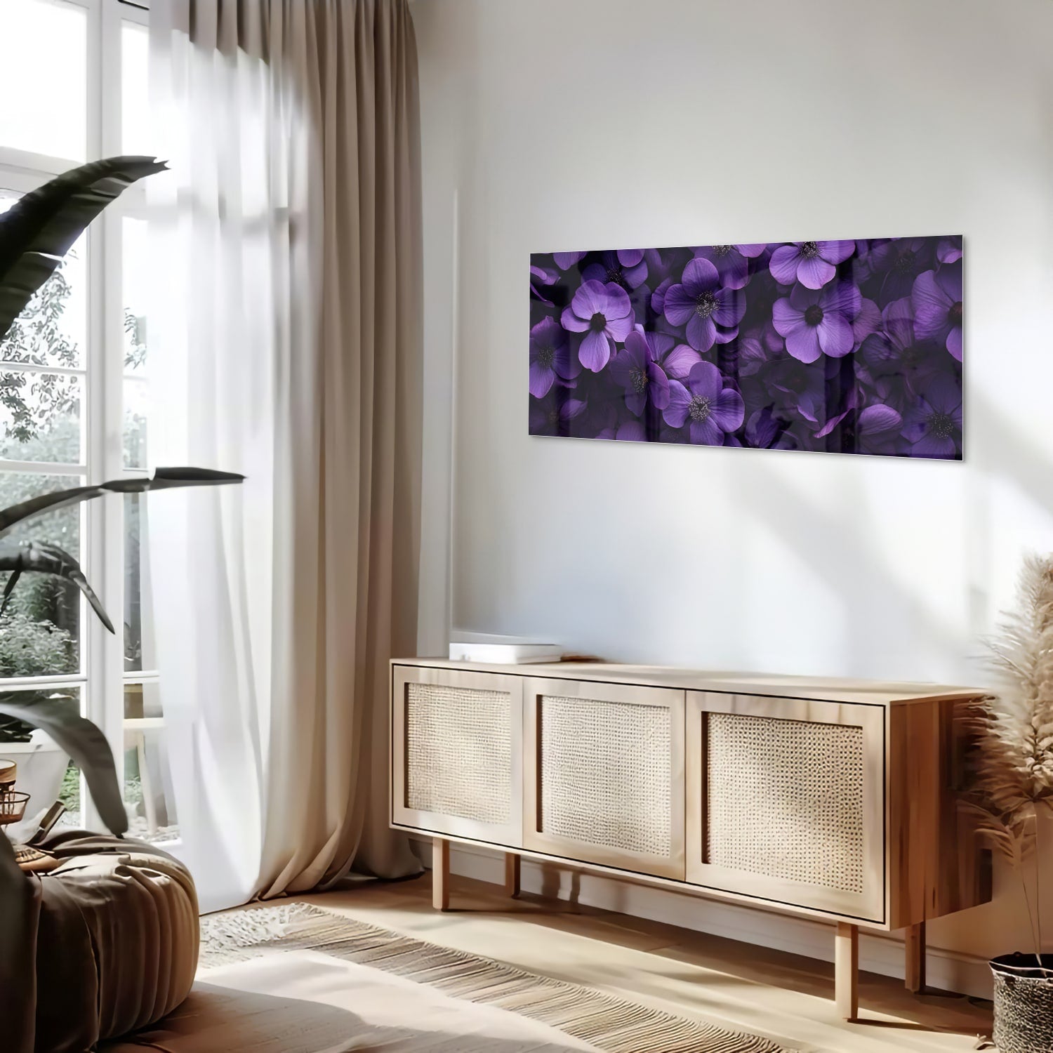 Paarse bloemen op een glazen schilderij aan de muur in een moderne woonkamer.