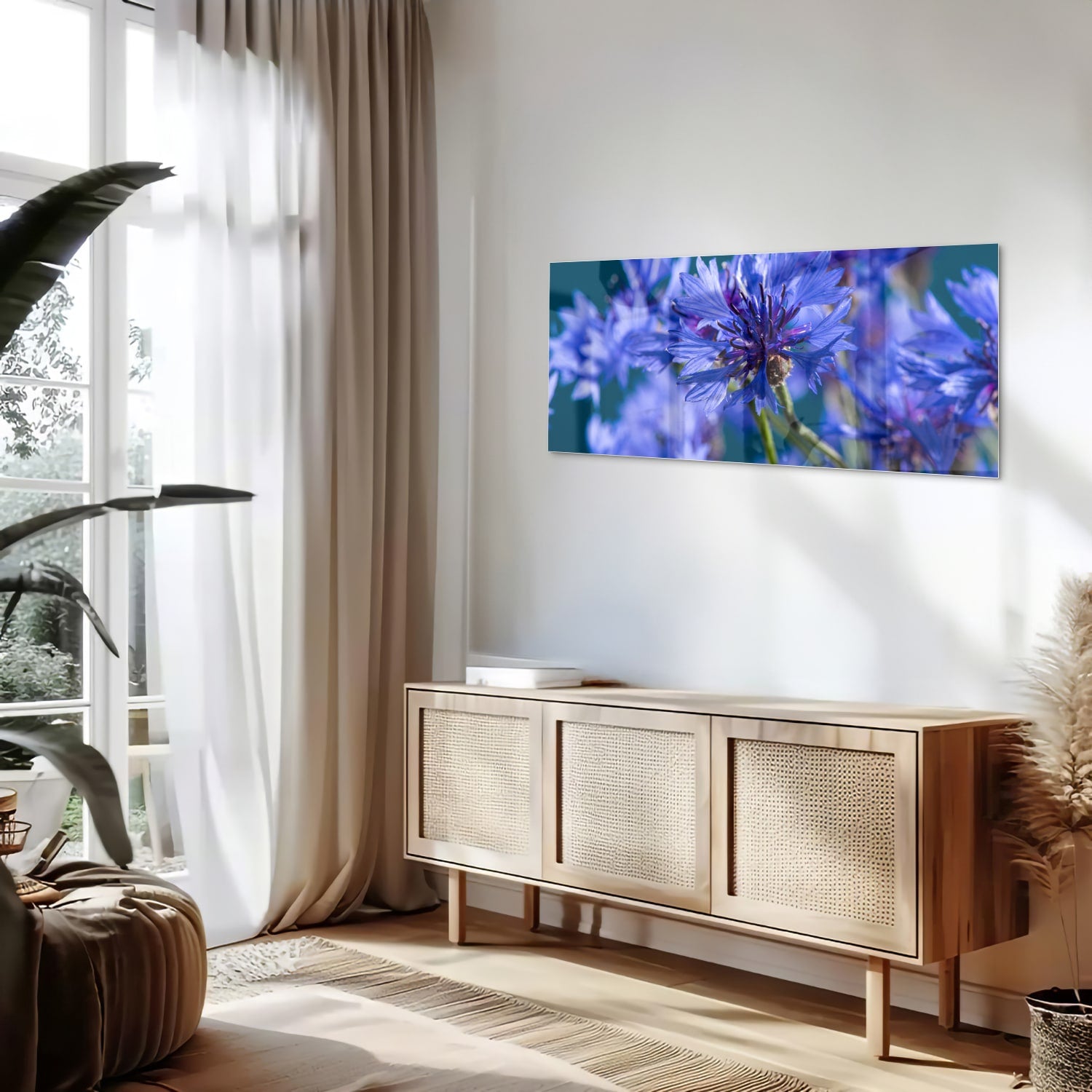 Een glazen schilderij met paarse bloemen op een witte muur, in een sfeervolle woonkamer.