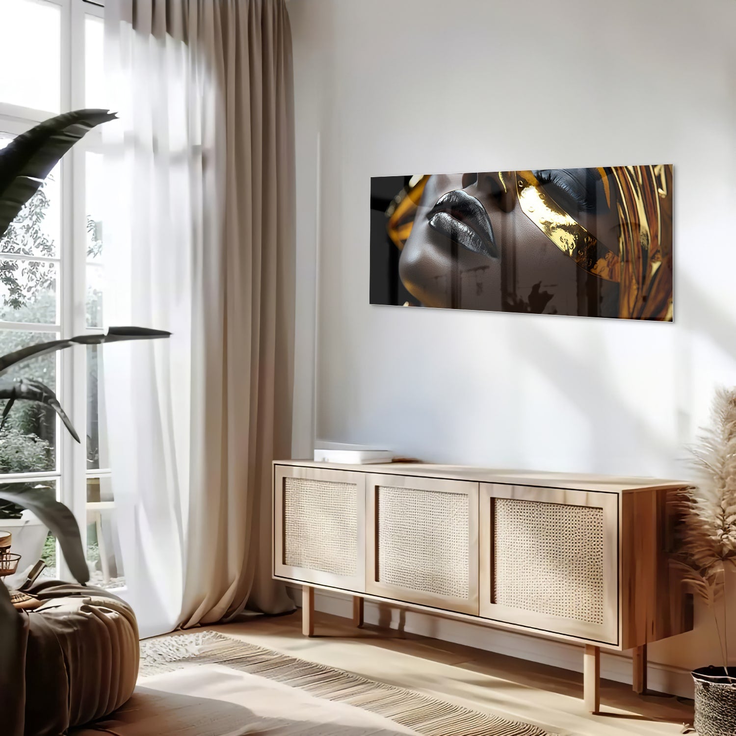 Glazen schilderij van een vrouwelijk gezicht met gouden accenten op een muur.