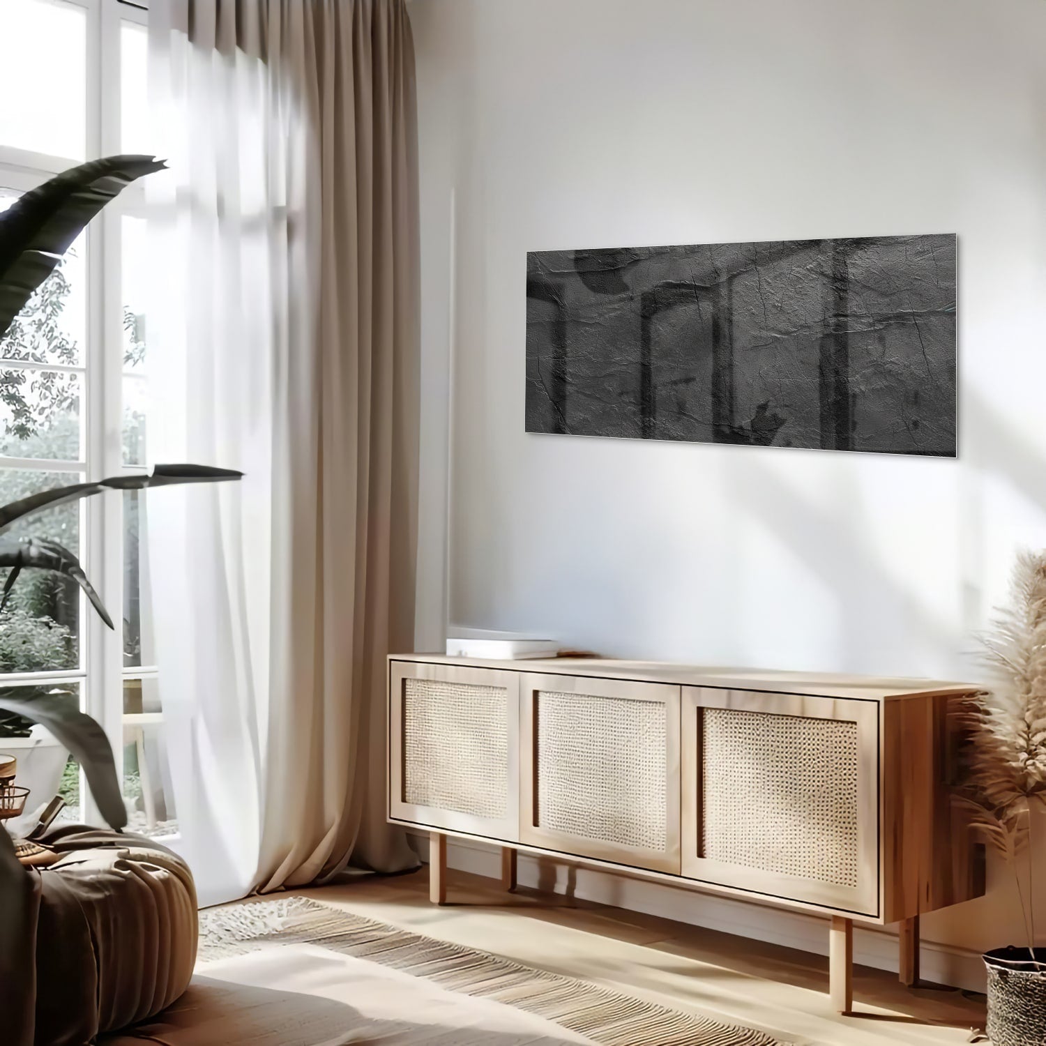 Abstract glazen schilderij in zwart en wit hangt aan de muur in een moderne woonkamer.