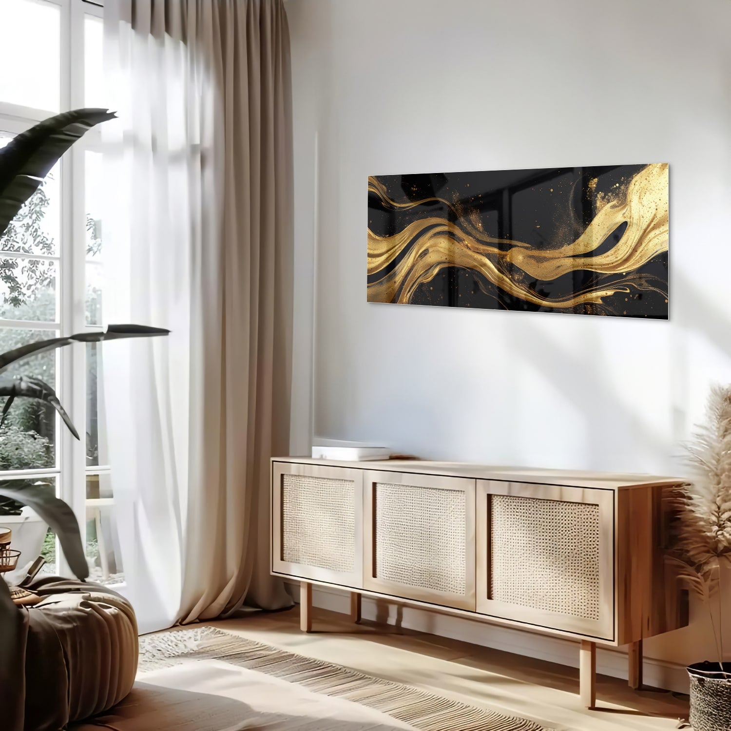 Glazen schilderij met gouden lijnen op een zwarte achtergrond, geschikt voor moderne interieurs.