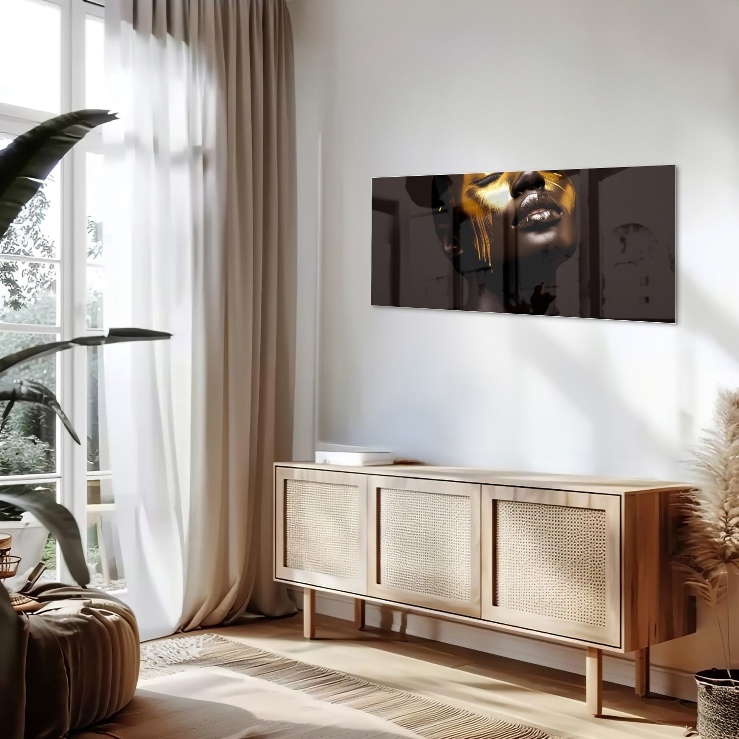 Glazen schilderij met een vrouwelijk gezicht in gouden tinten op een witte muur.