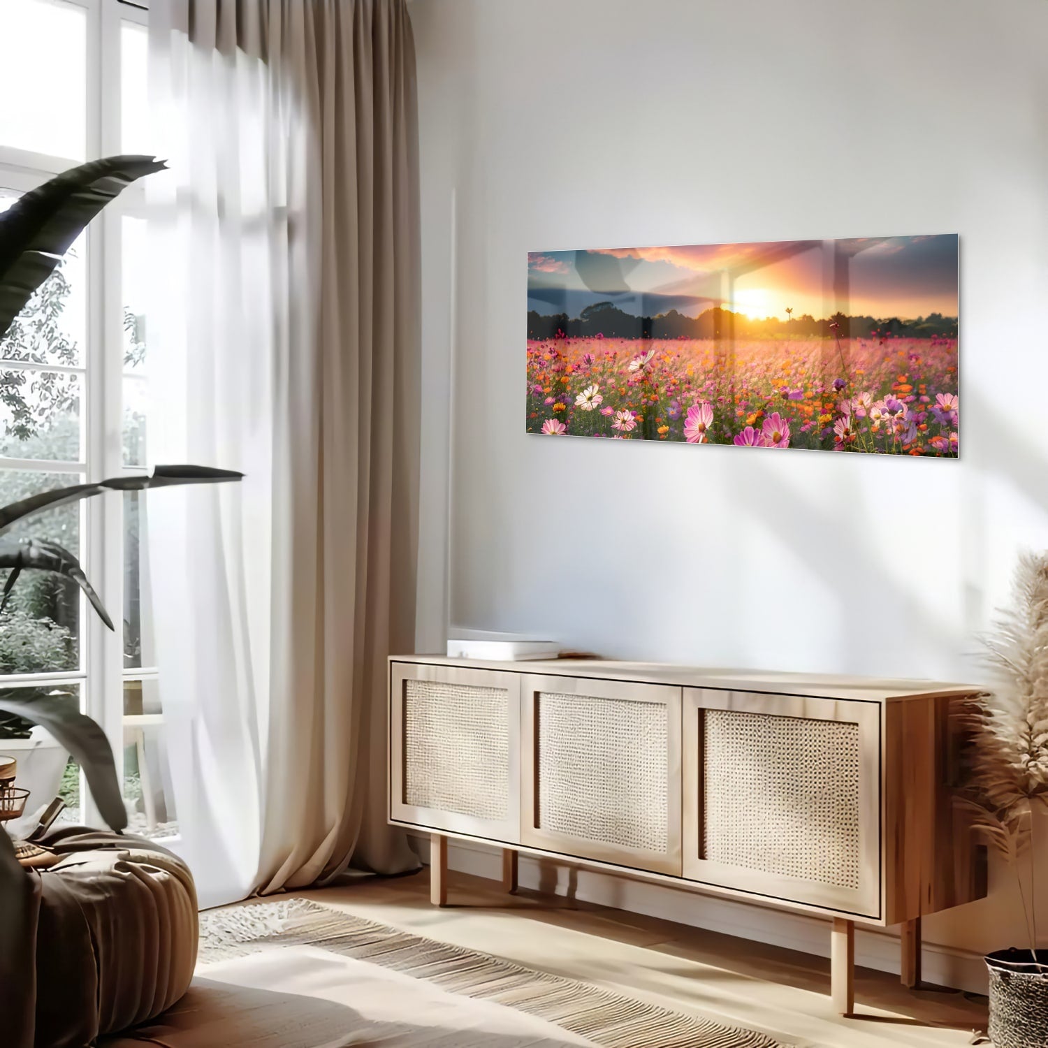Glazen schilderij van een zonsondergang boven een kleurrijk bloemenveld.