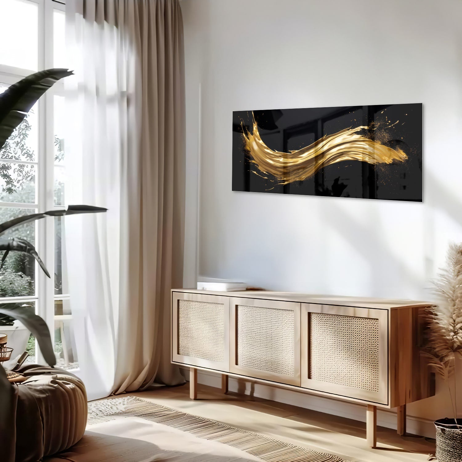 Glas schilderij met gouden glans op een zwarte achtergrond, hangend aan de muur.