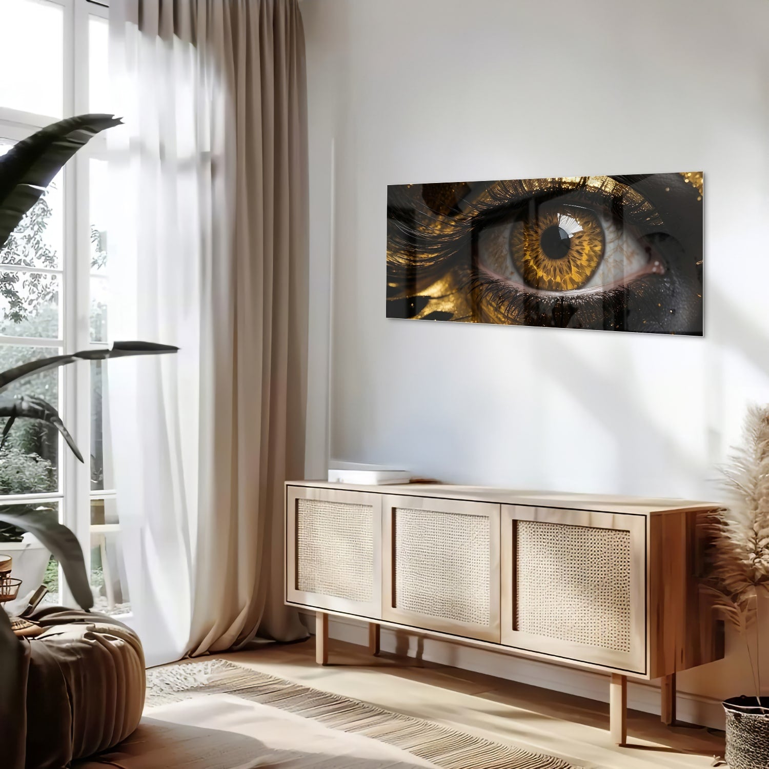 Glazen schilderij van een gouden oog op een zwarte achtergrond, hangt aan de muur.