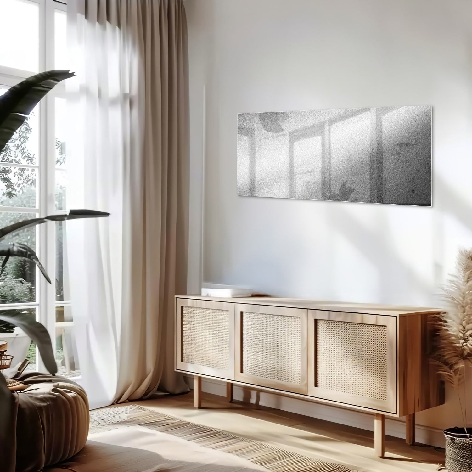 Minimalistisch glazen schilderij met reflecties in een sfeervolle kamer