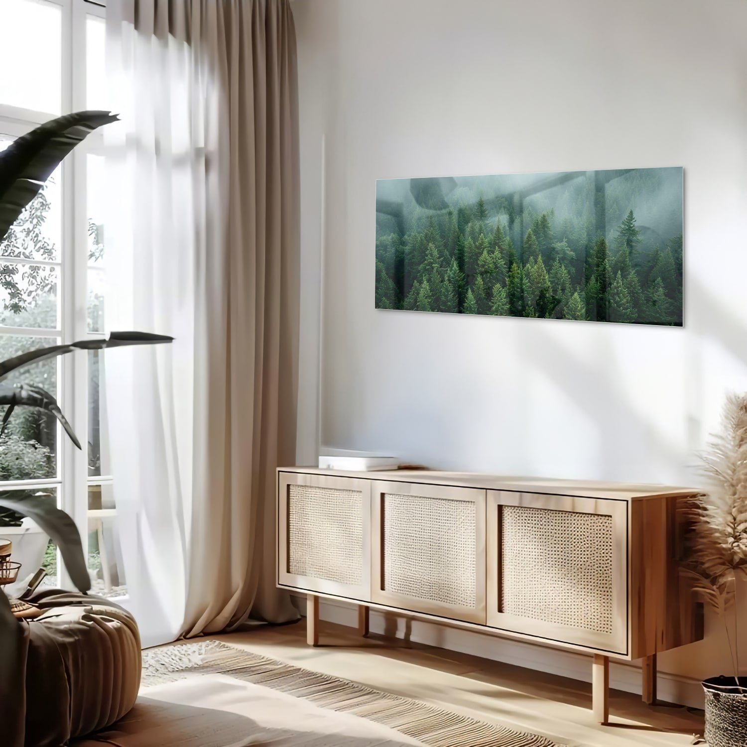 Glazen schilderij van dennenbossen in mist aan de muur