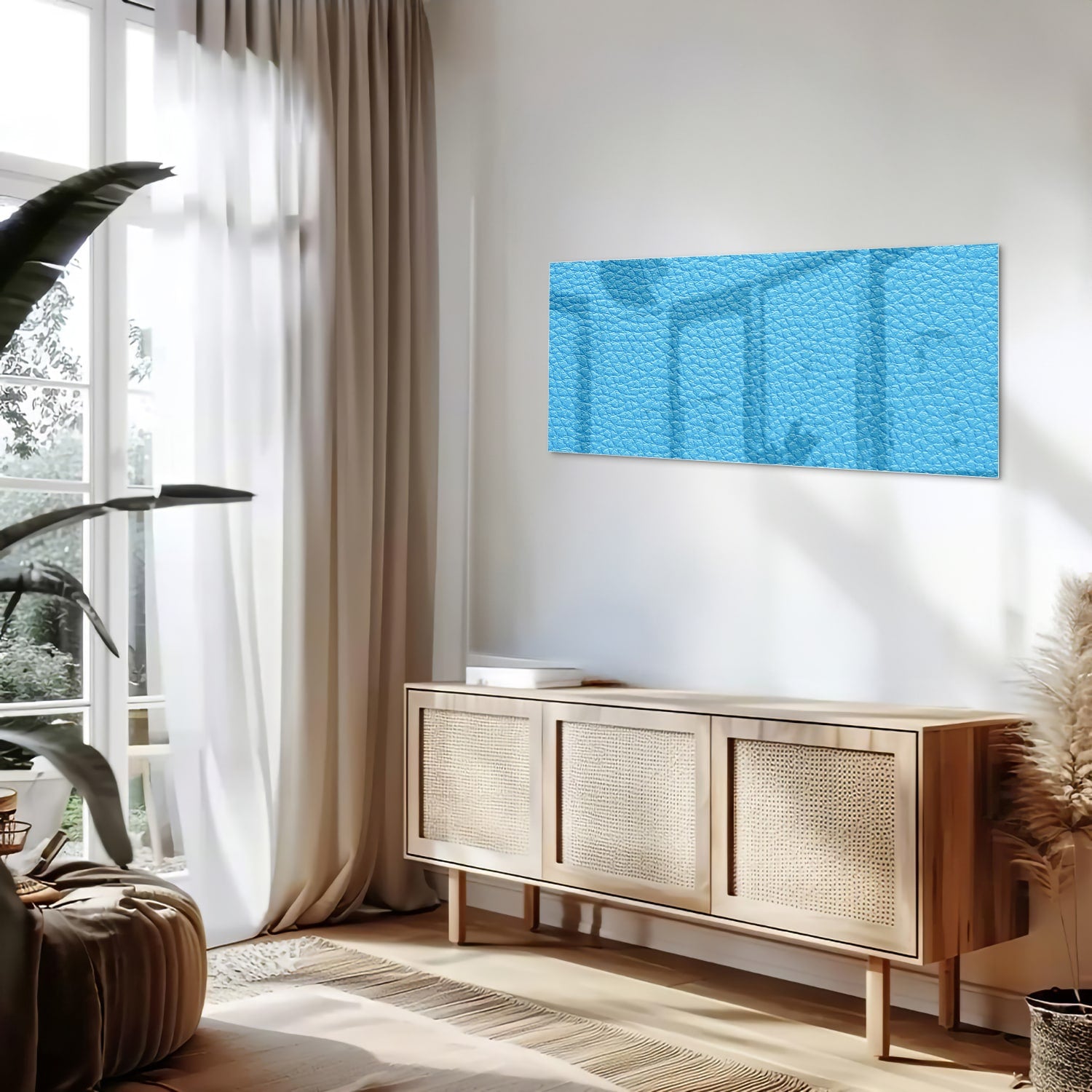 Blauw glazen schilderij met unieke textuur aan de muur in een moderne woonkamer