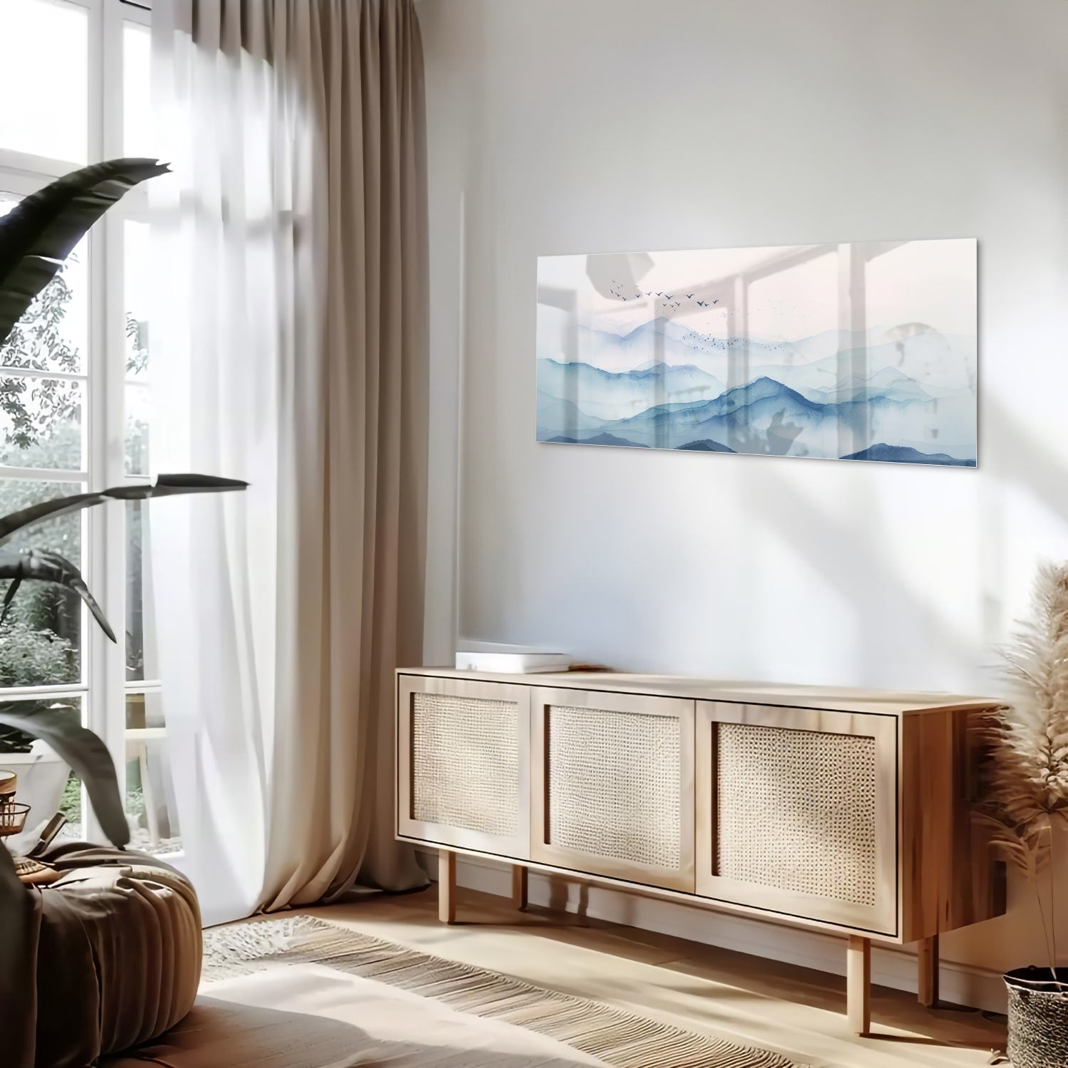 Glazen schilderij met blauwe bergen en pastelhemel, ideaal voor wanddecoratie.