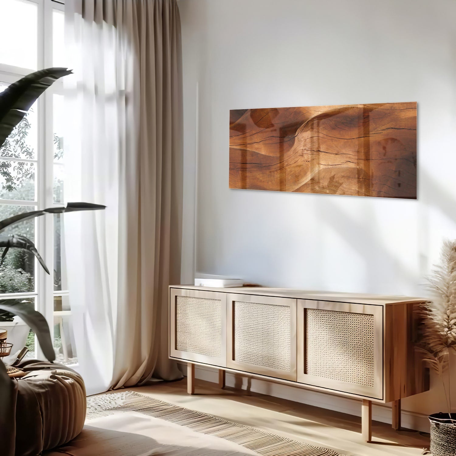 Abstract glazen schilderij met warme houttinten boven een moderne kast in een lichte woonkamer.