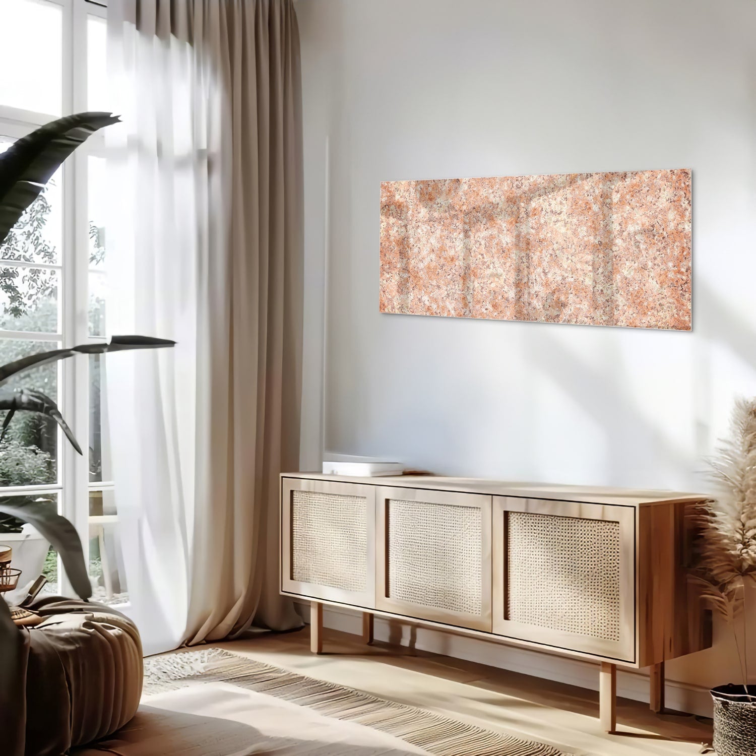 Glazen schilderij in zacht roze en goud aan de muur boven een houten kast
