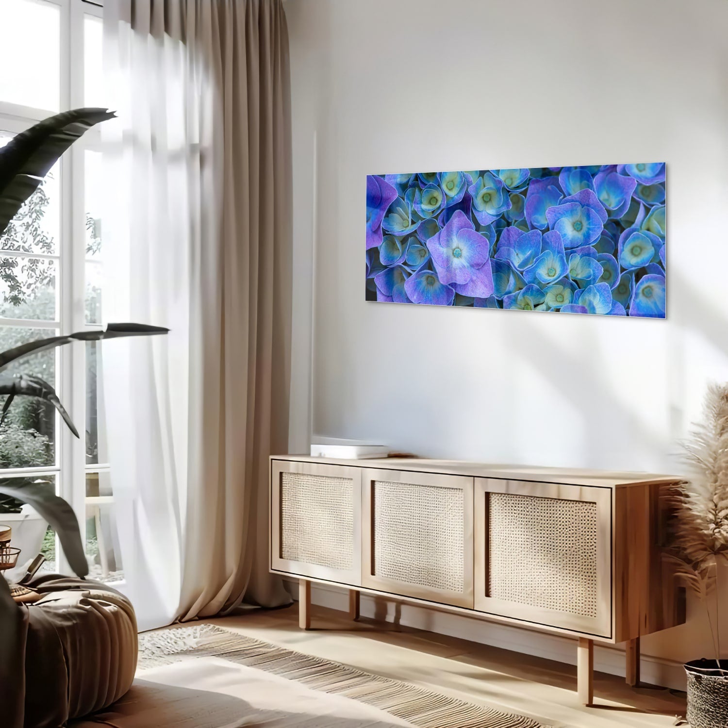 Glas schilderij met mooie blauwe bloemen aan de muur