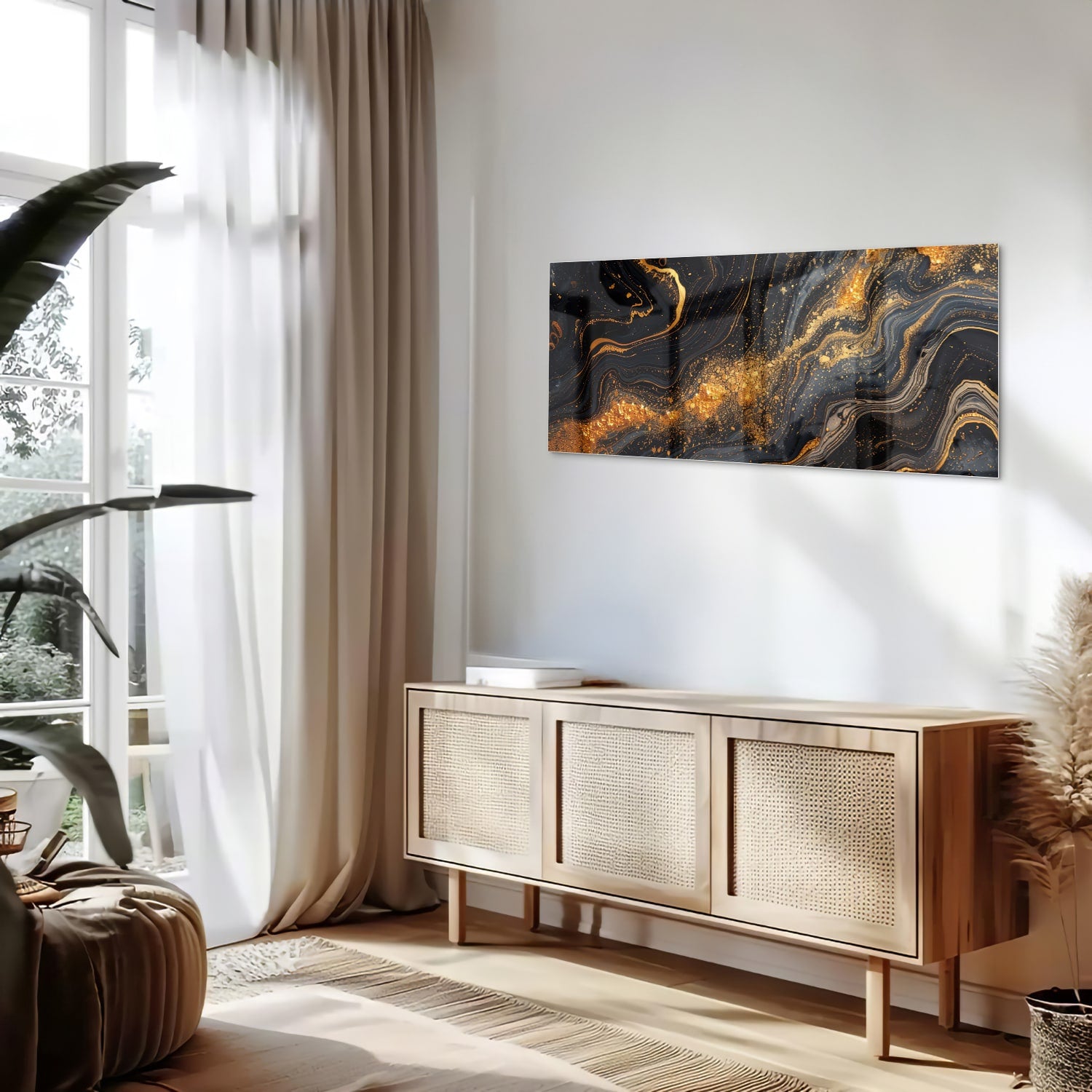Glas schilderij met een zwart en gouden marmerdesign aan de muur in een moderne woonkamer