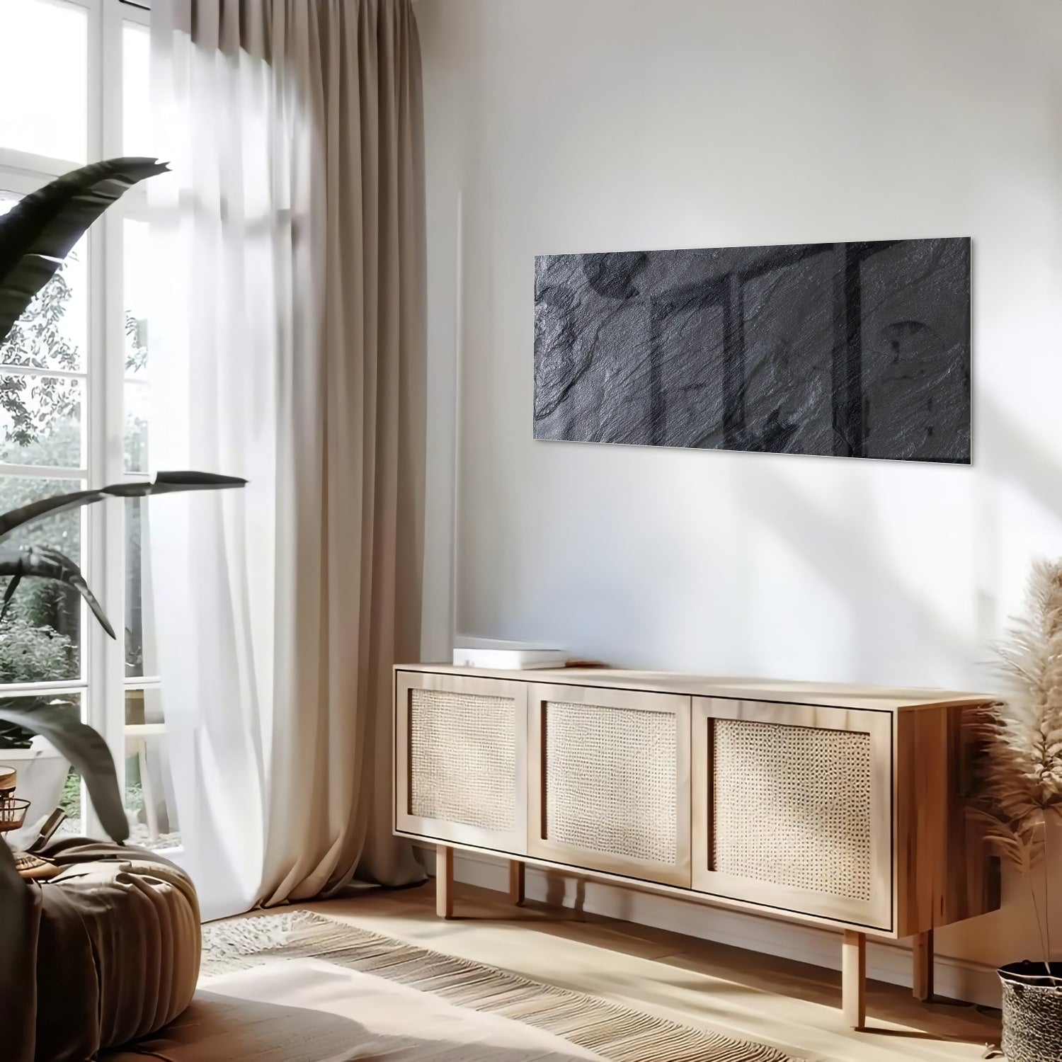 Modern glazen schilderij met abstracte zwart-witte textuur aan de muur.