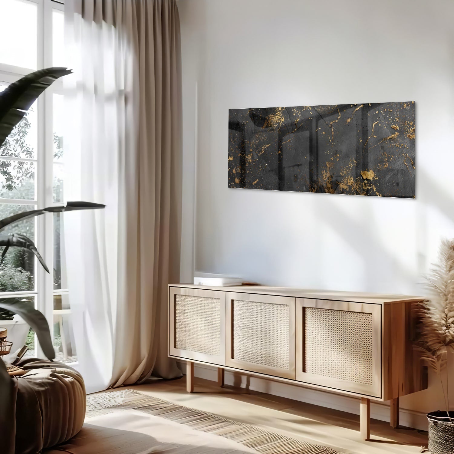 Modern glazen schilderij met abstracte gouden spatten op een zwarte achtergrond.
