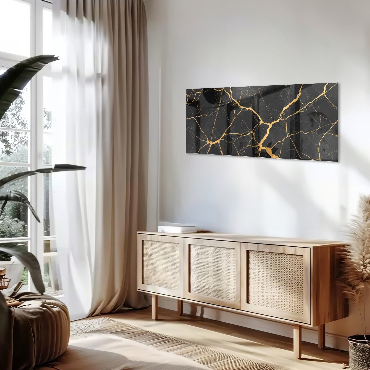 Glazen schilderij in zwart met gouden aderen, hangt aan een muur.
