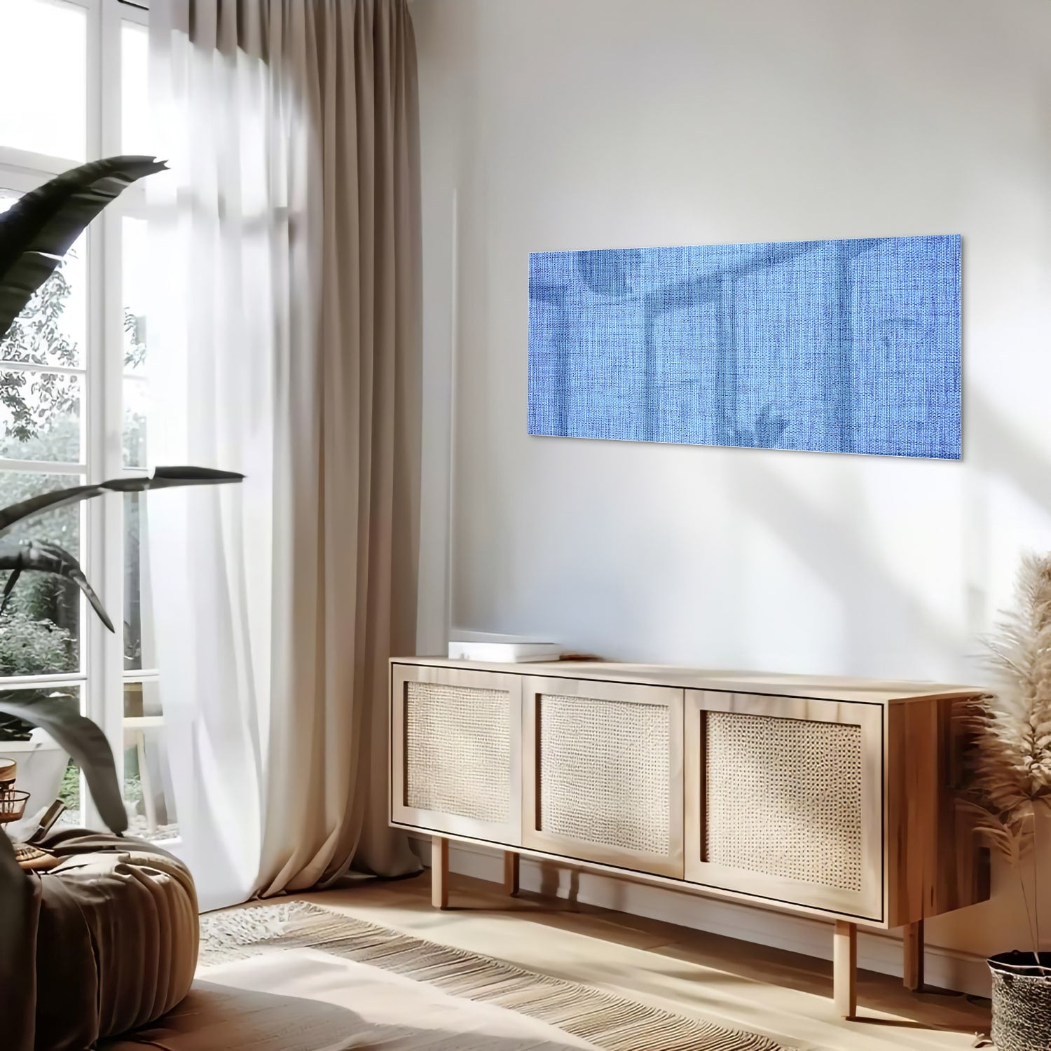 Blauw glazen schilderij aan de muur in een moderne woonkamer