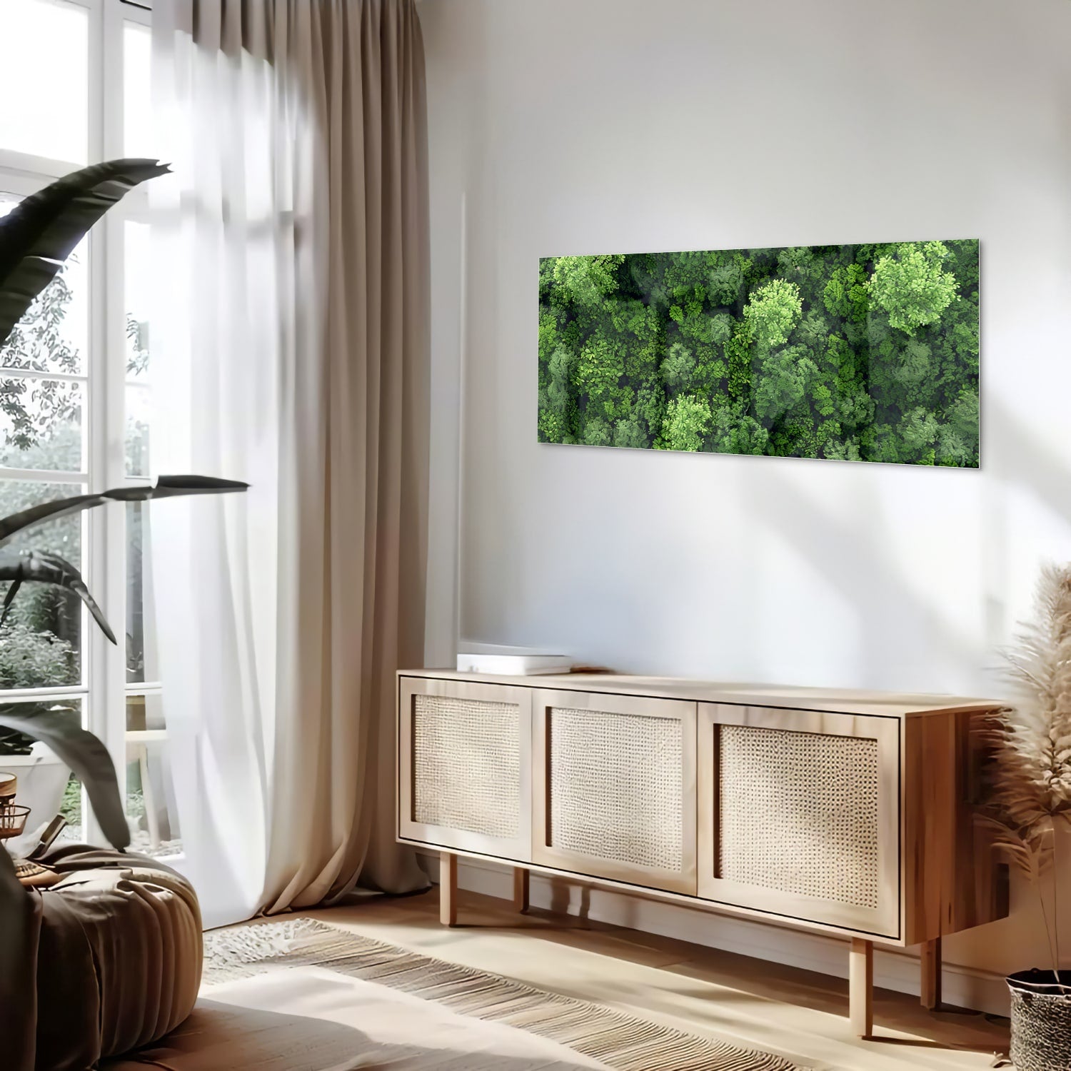 Luchtfoto van een weelderig groen bos op een muur in een moderne kamer.