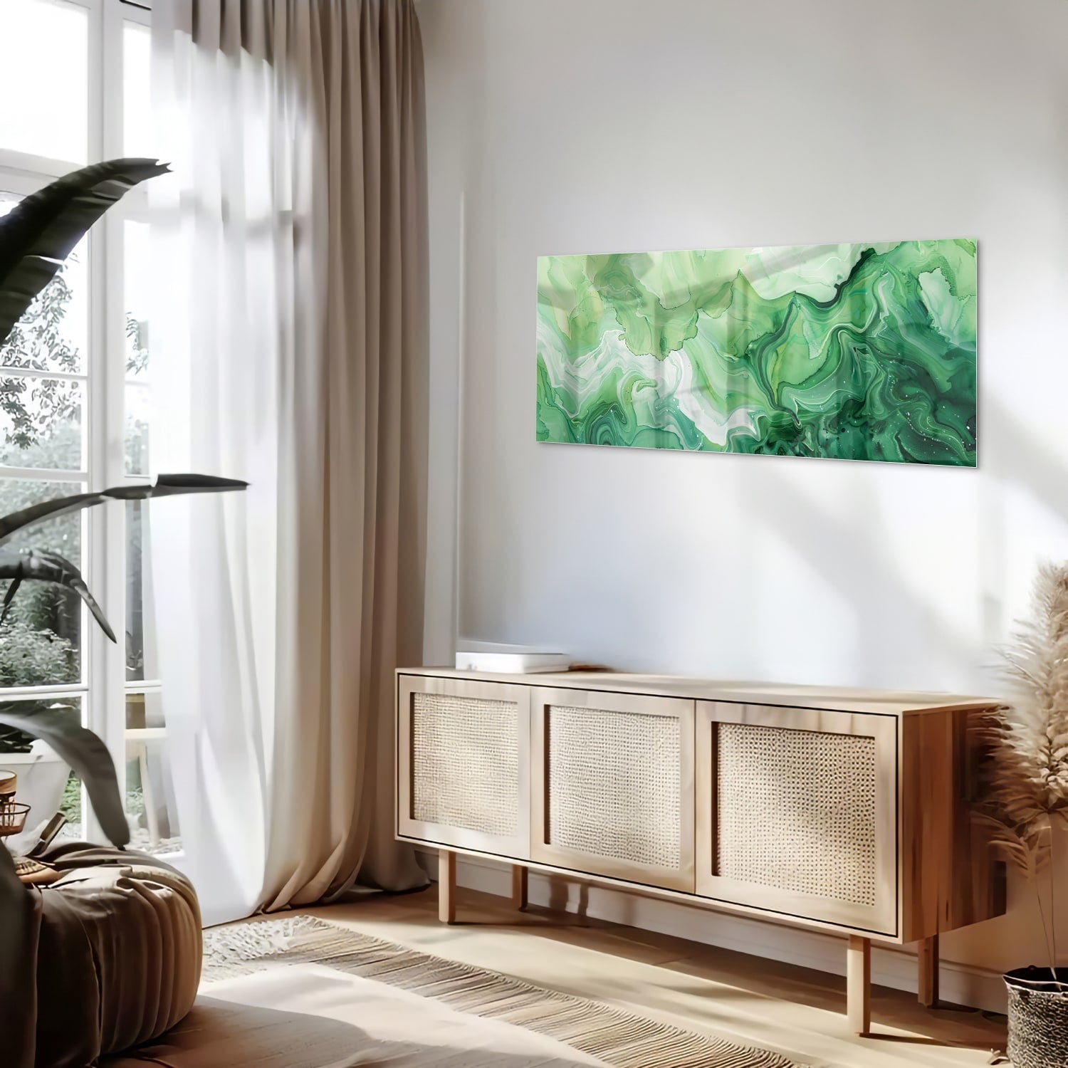 Een groen marmeren glazen schilderij dat hangt boven een kast in een moderne woonkamer.